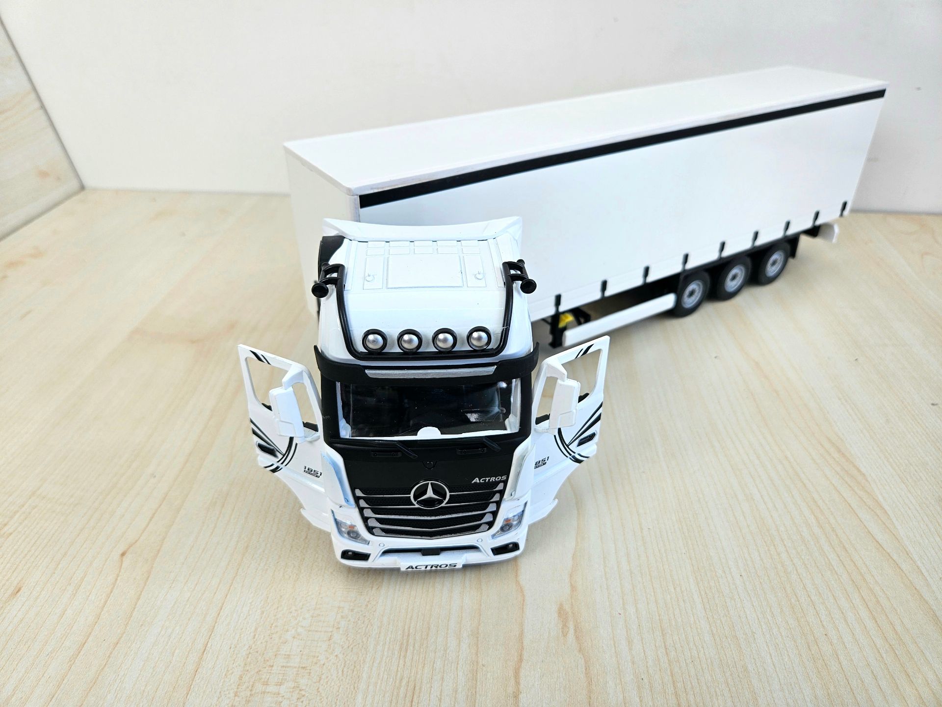 1/36 BEYAZ MERCEDES ACTROS 1851 TENTE DORSELİ TIR MAKETİ