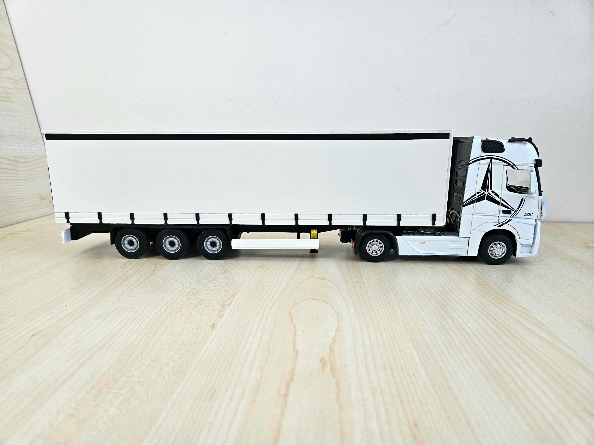 1/36 BEYAZ MERCEDES ACTROS 1851 TENTE DORSELİ TIR MAKETİ