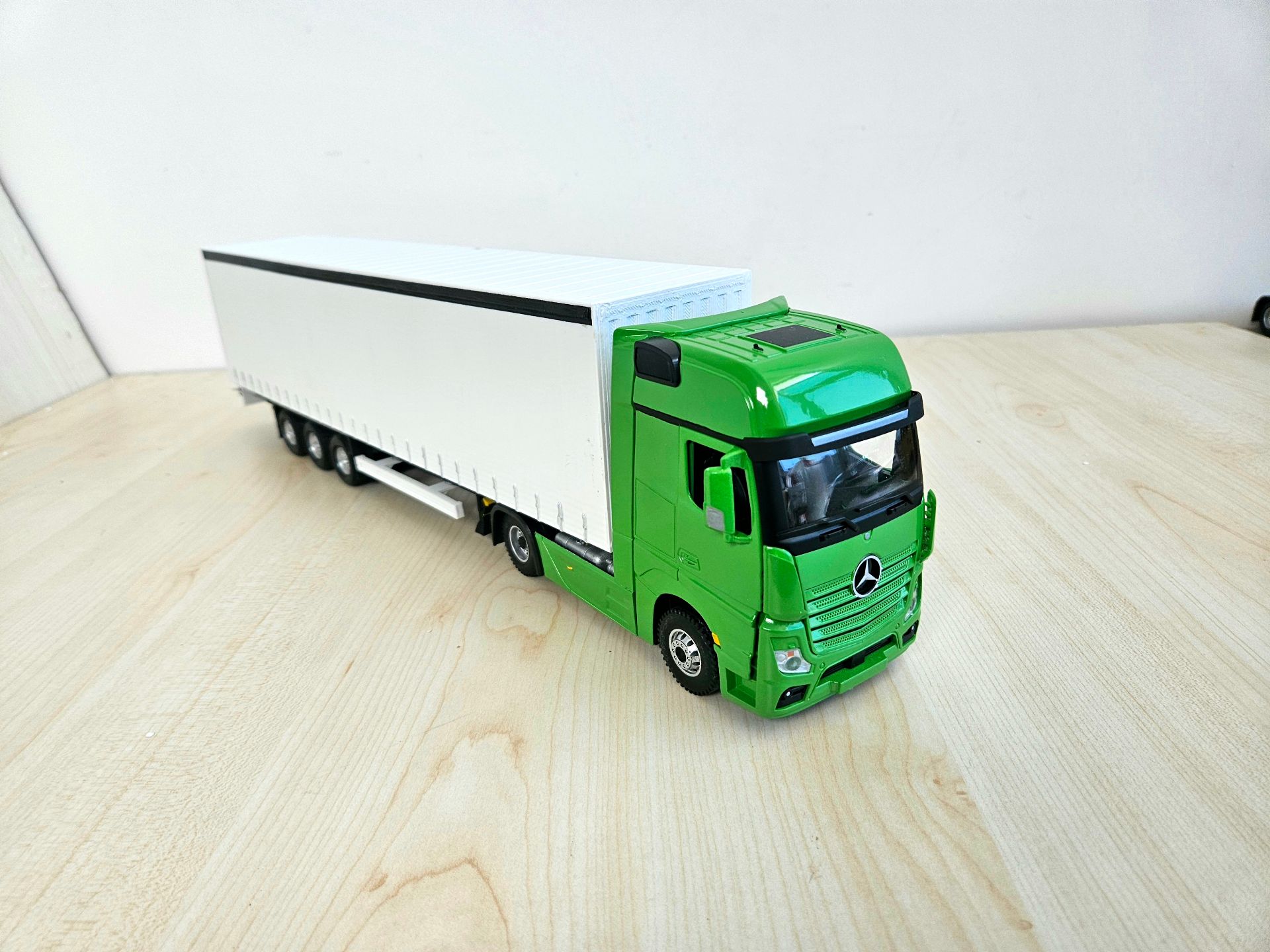 1/36 YEŞİL MERCEDES ACTROS 1851 TENTE DORSELİ TIR MAKETİ