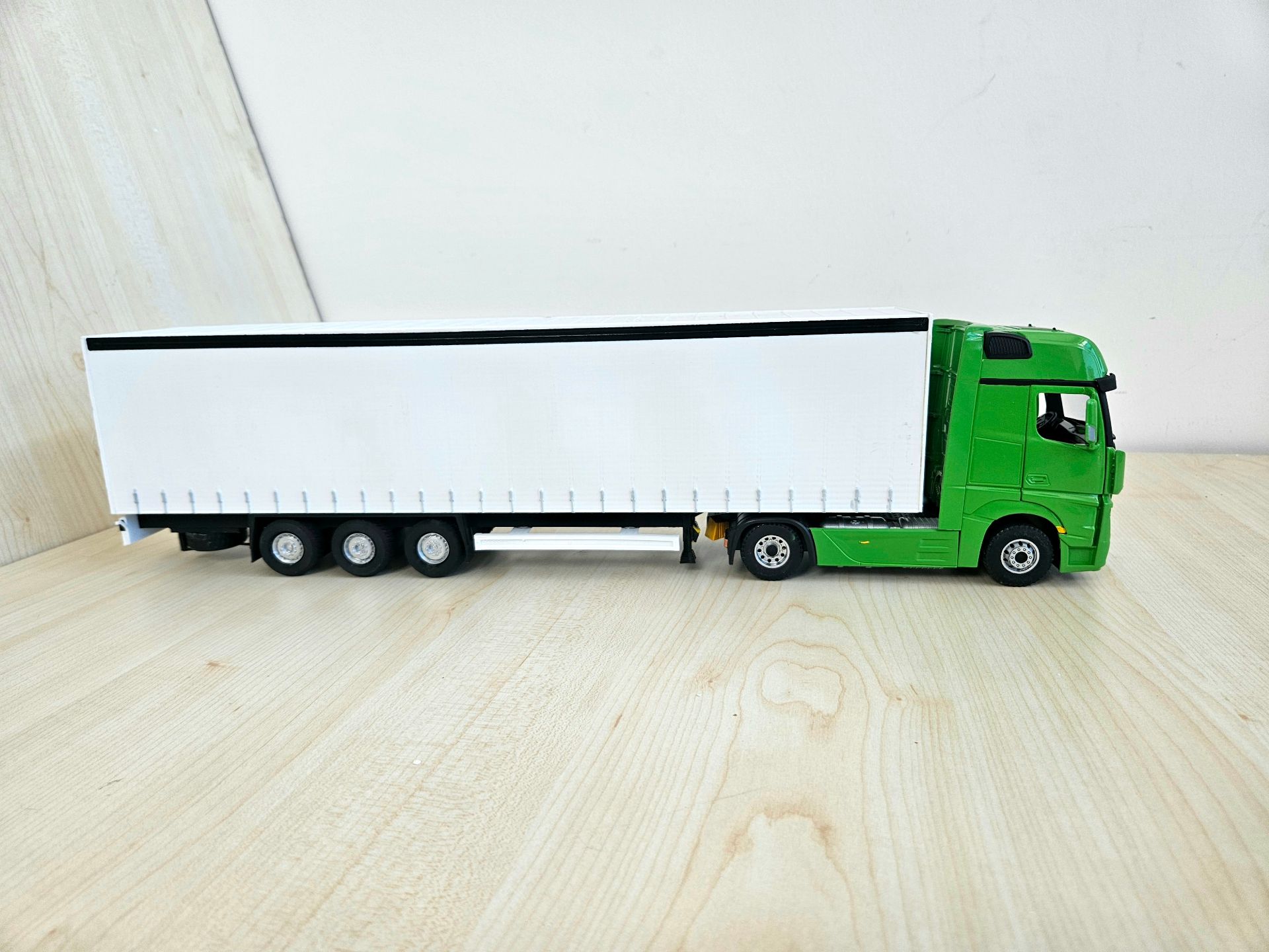 1/36 YEŞİL MERCEDES ACTROS 1851 TENTE DORSELİ TIR MAKETİ