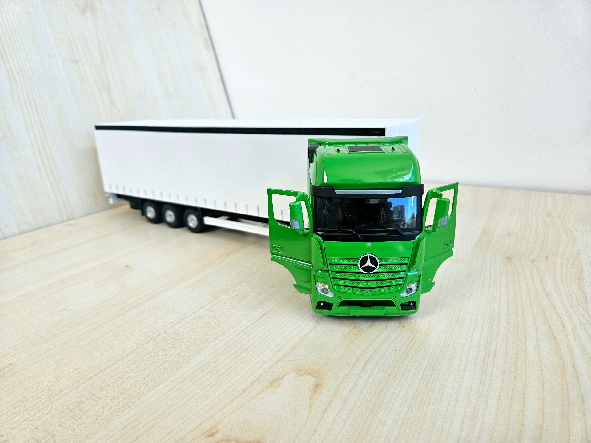 1/36 YEŞİL MERCEDES ACTROS 1851 TENTE DORSELİ TIR MAKETİ