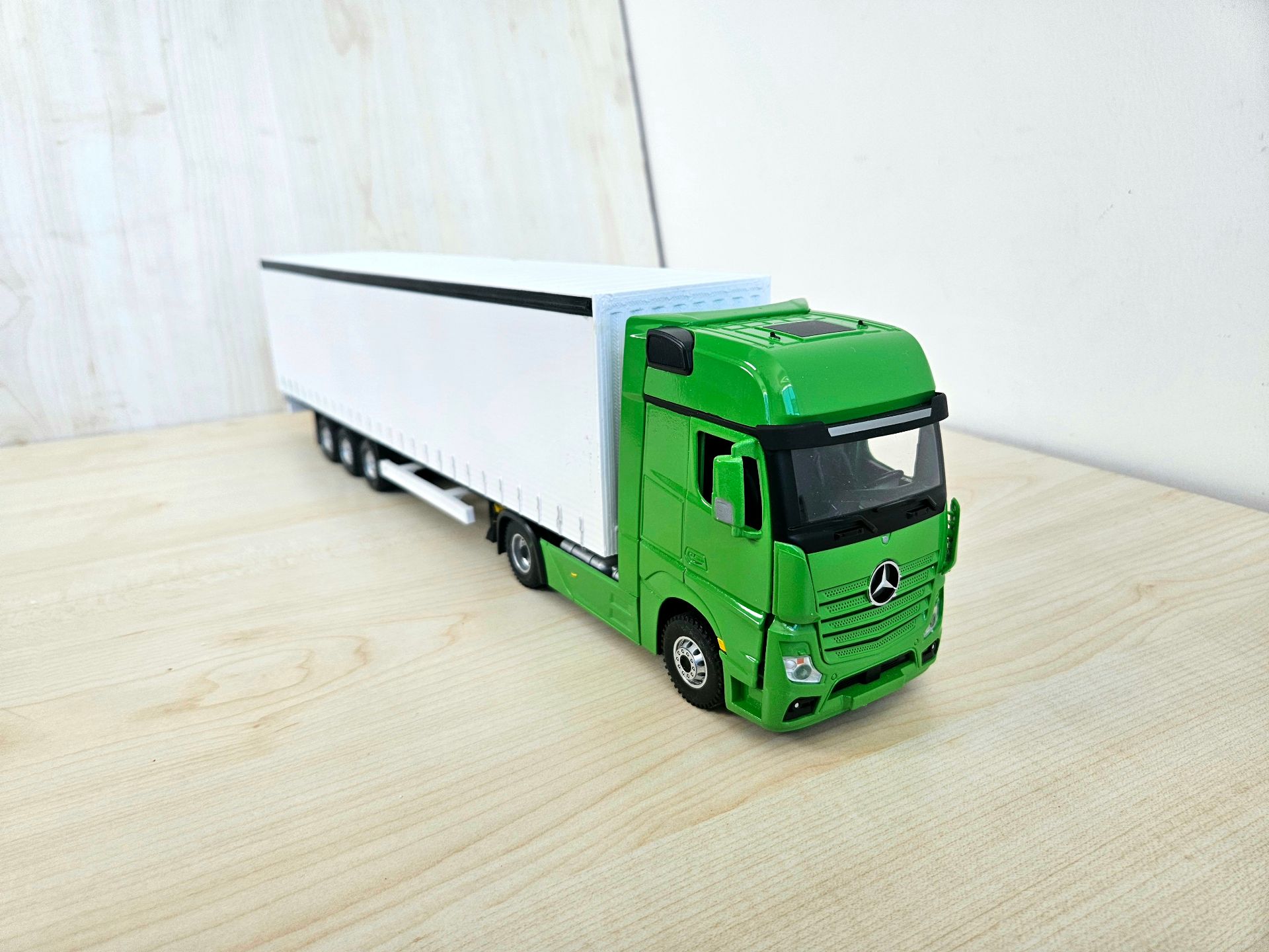 1/36 YEŞİL MERCEDES ACTROS 1851 TENTE DORSELİ TIR MAKETİ