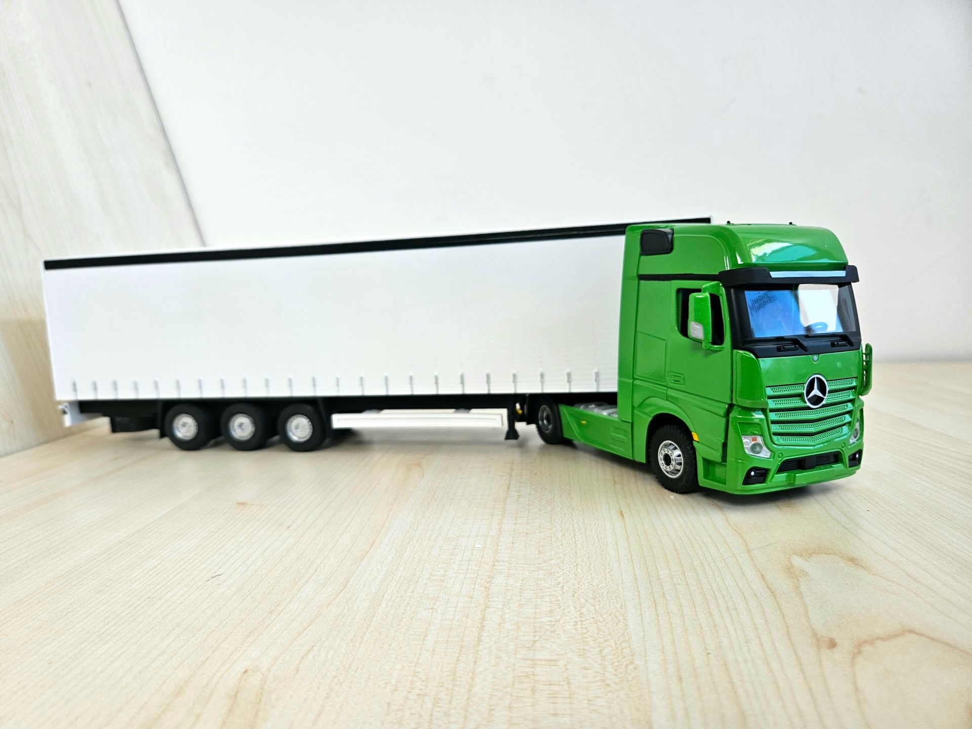 1/36 YEŞİL MERCEDES ACTROS 1851 TENTE DORSELİ TIR MAKETİ