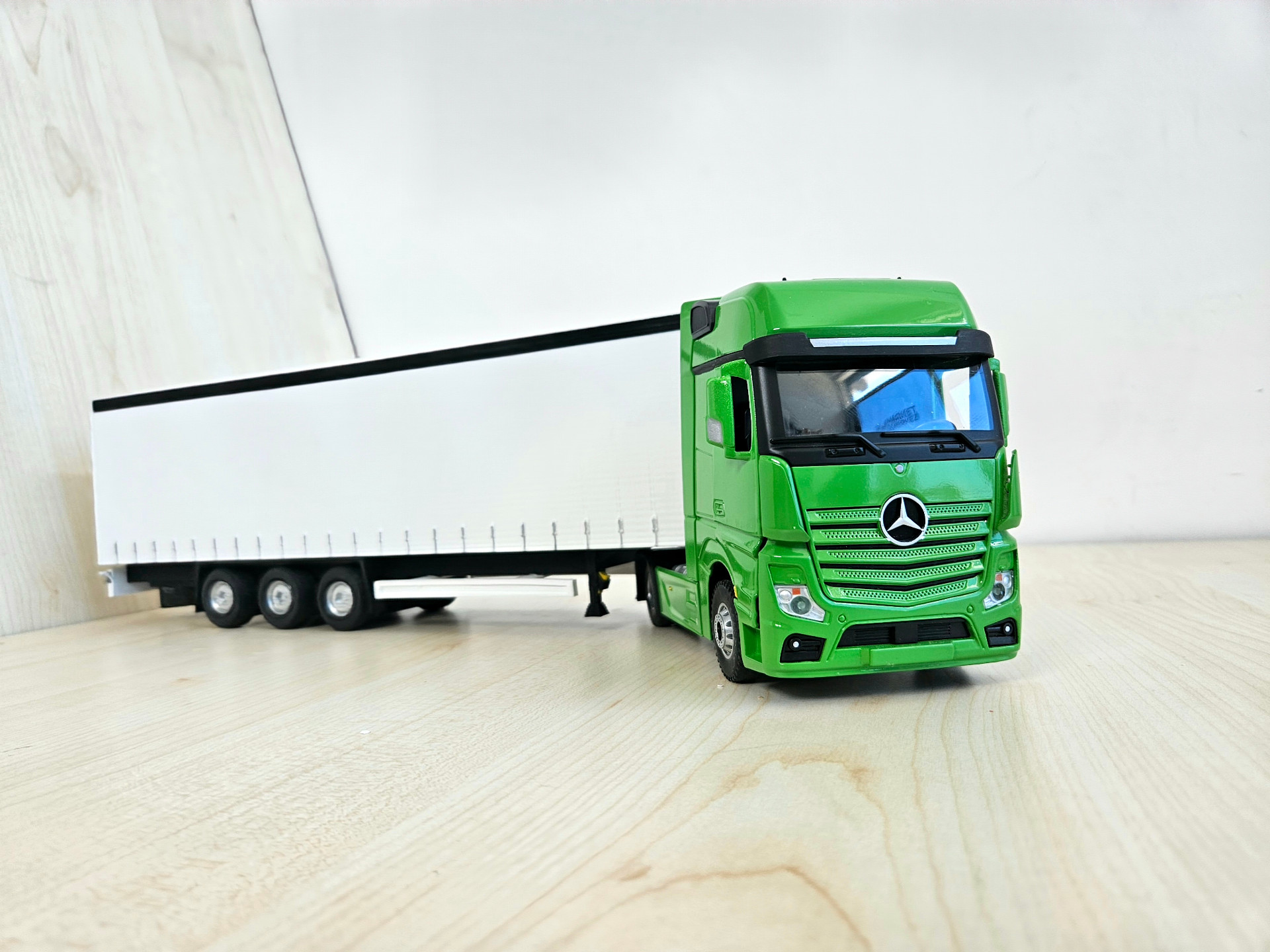 1/36 YEŞİL MERCEDES ACTROS 1851 TENTE DORSELİ TIR MAKETİ