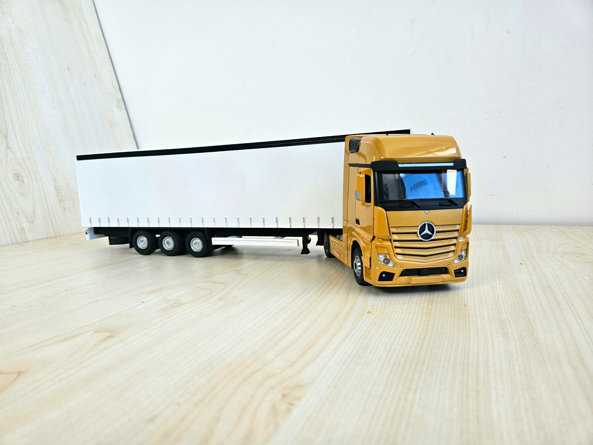 1/36 AÇIK KAHVE MERCEDES ACTROS 1851 TENTE DORSELİ TIR MAKETİ