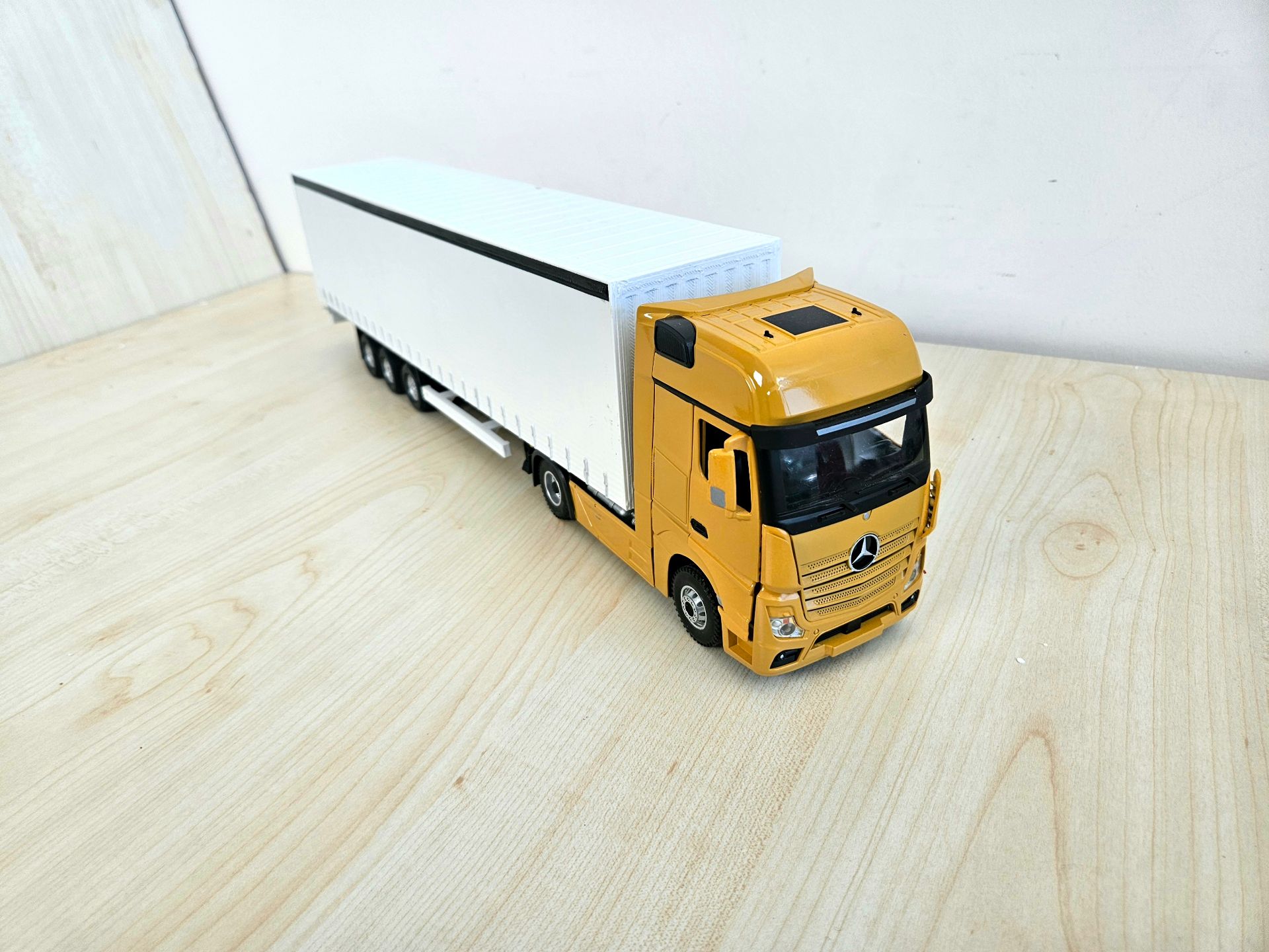 1/36 AÇIK KAHVE MERCEDES ACTROS 1851 TENTE DORSELİ TIR MAKETİ