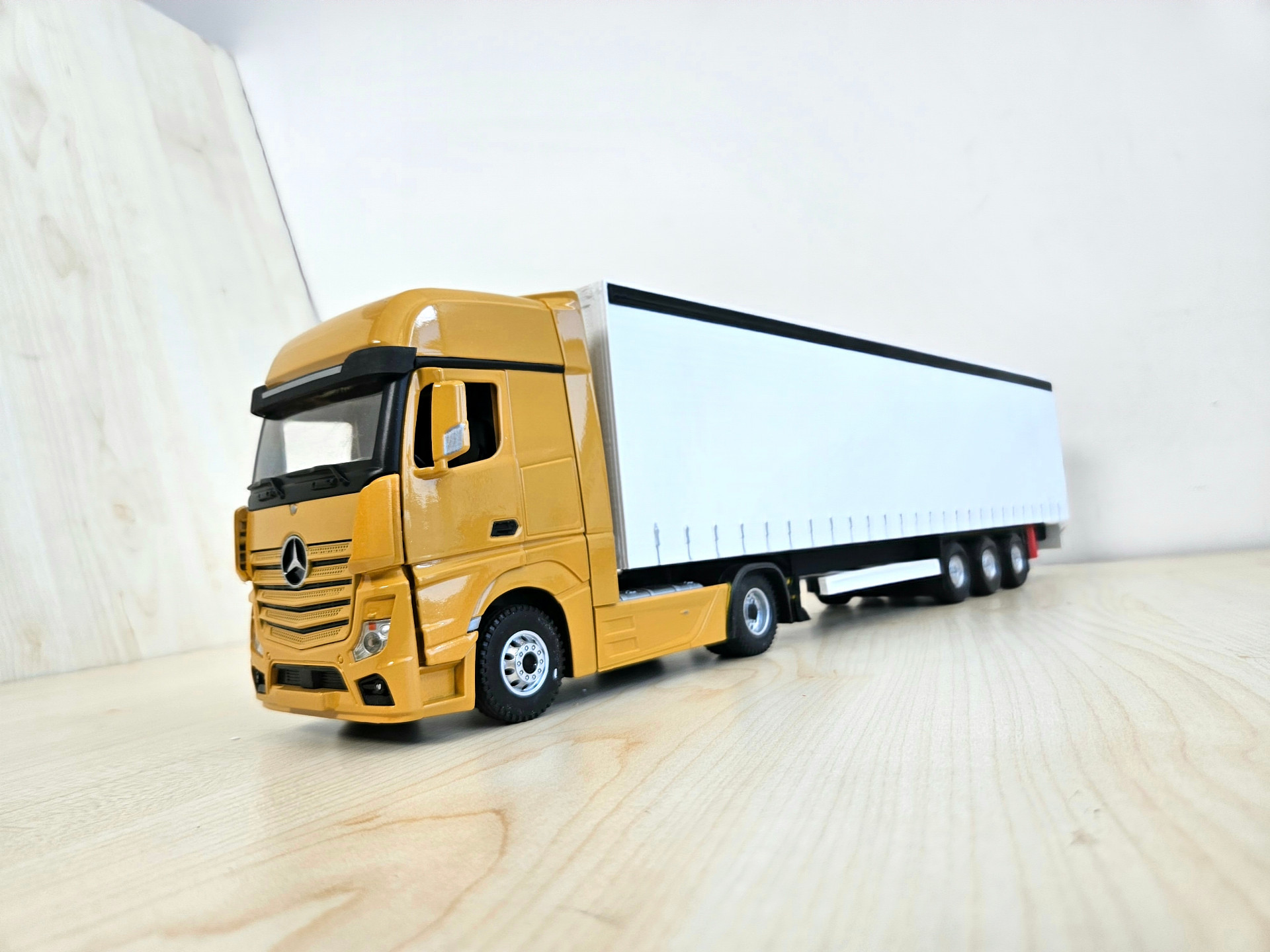 1/36 AÇIK KAHVE MERCEDES ACTROS 1851 TENTE DORSELİ TIR MAKETİ
