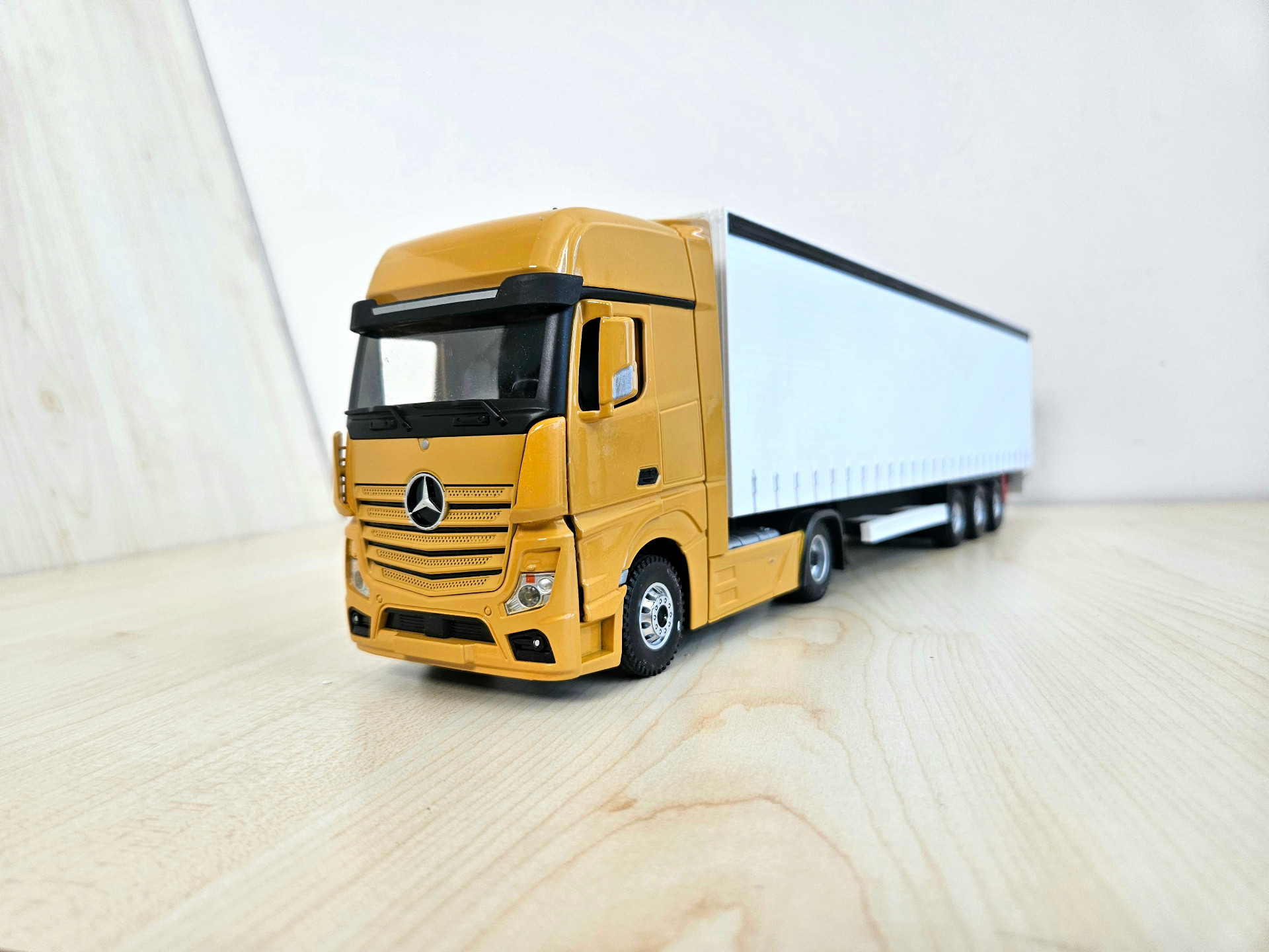 1/36 AÇIK KAHVE MERCEDES ACTROS 1851 TENTE DORSELİ TIR MAKETİ