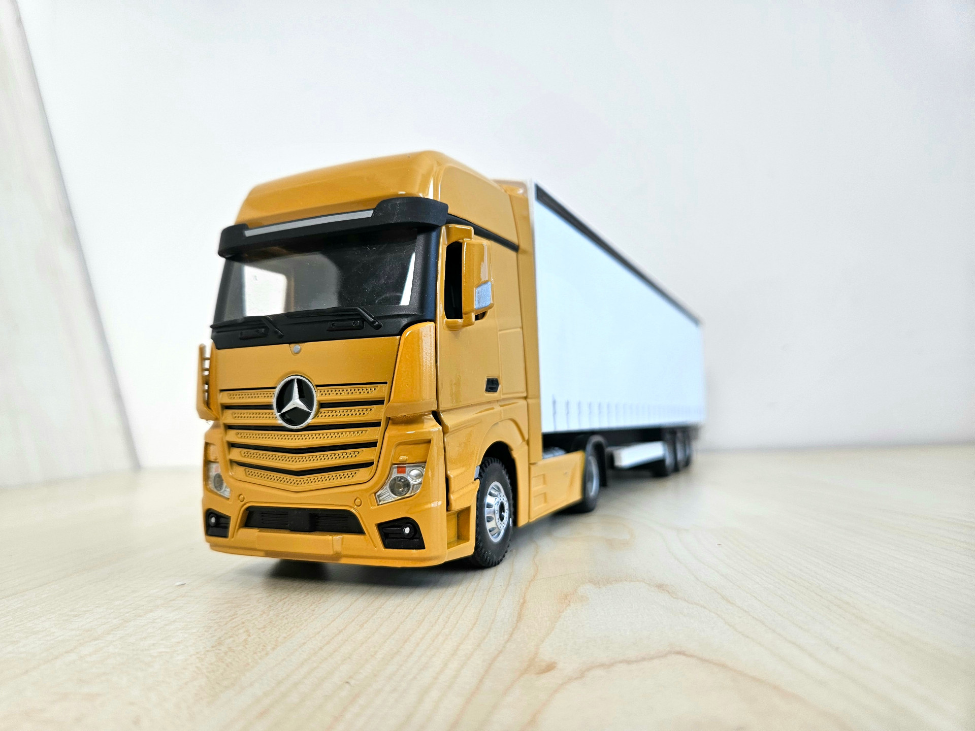 1/36 AÇIK KAHVE MERCEDES ACTROS 1851 TENTE DORSELİ TIR MAKETİ