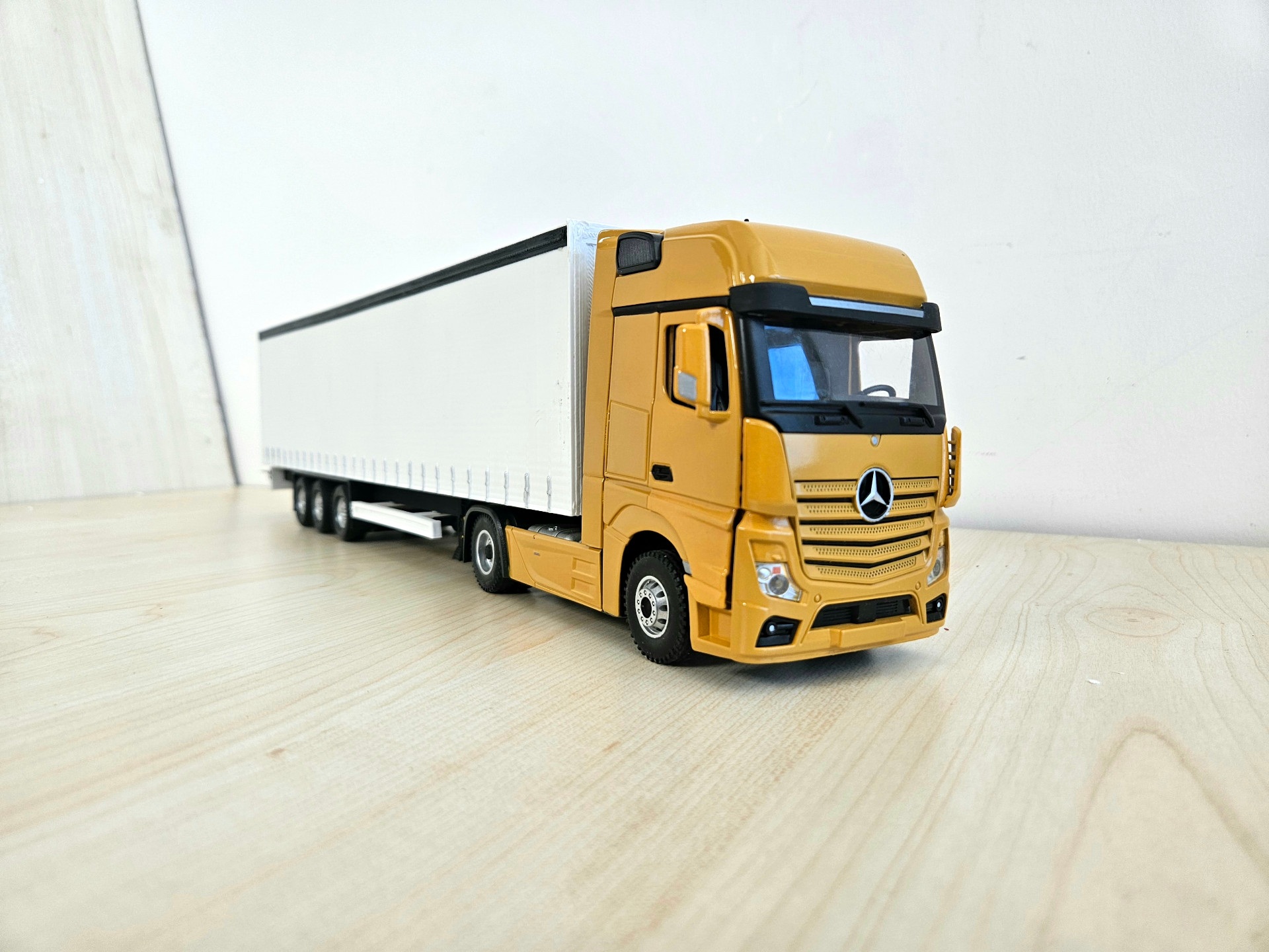 1/36 AÇIK KAHVE MERCEDES ACTROS 1851 TENTE DORSELİ TIR MAKETİ