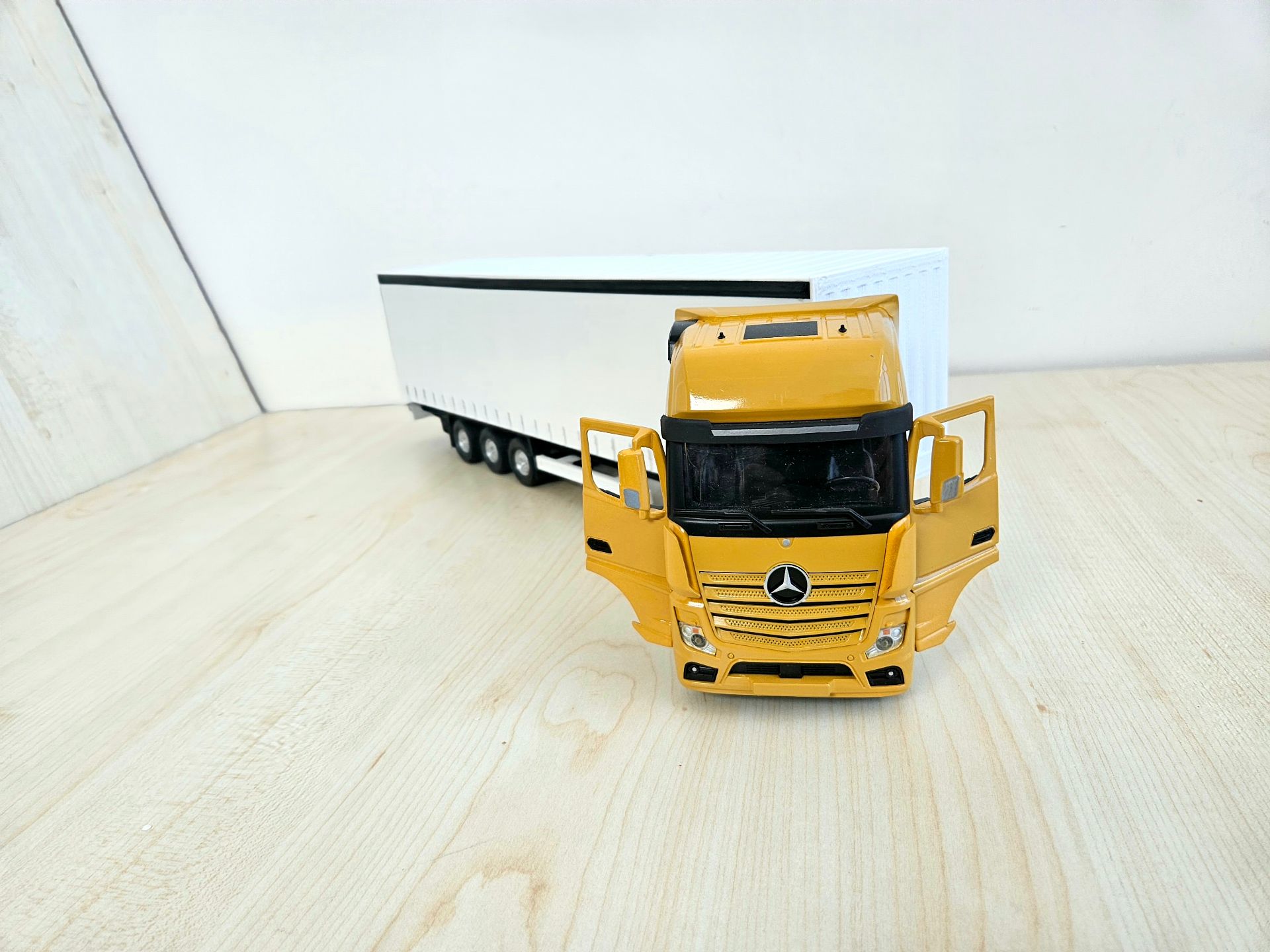 1/36 AÇIK KAHVE MERCEDES ACTROS 1851 TENTE DORSELİ TIR MAKETİ