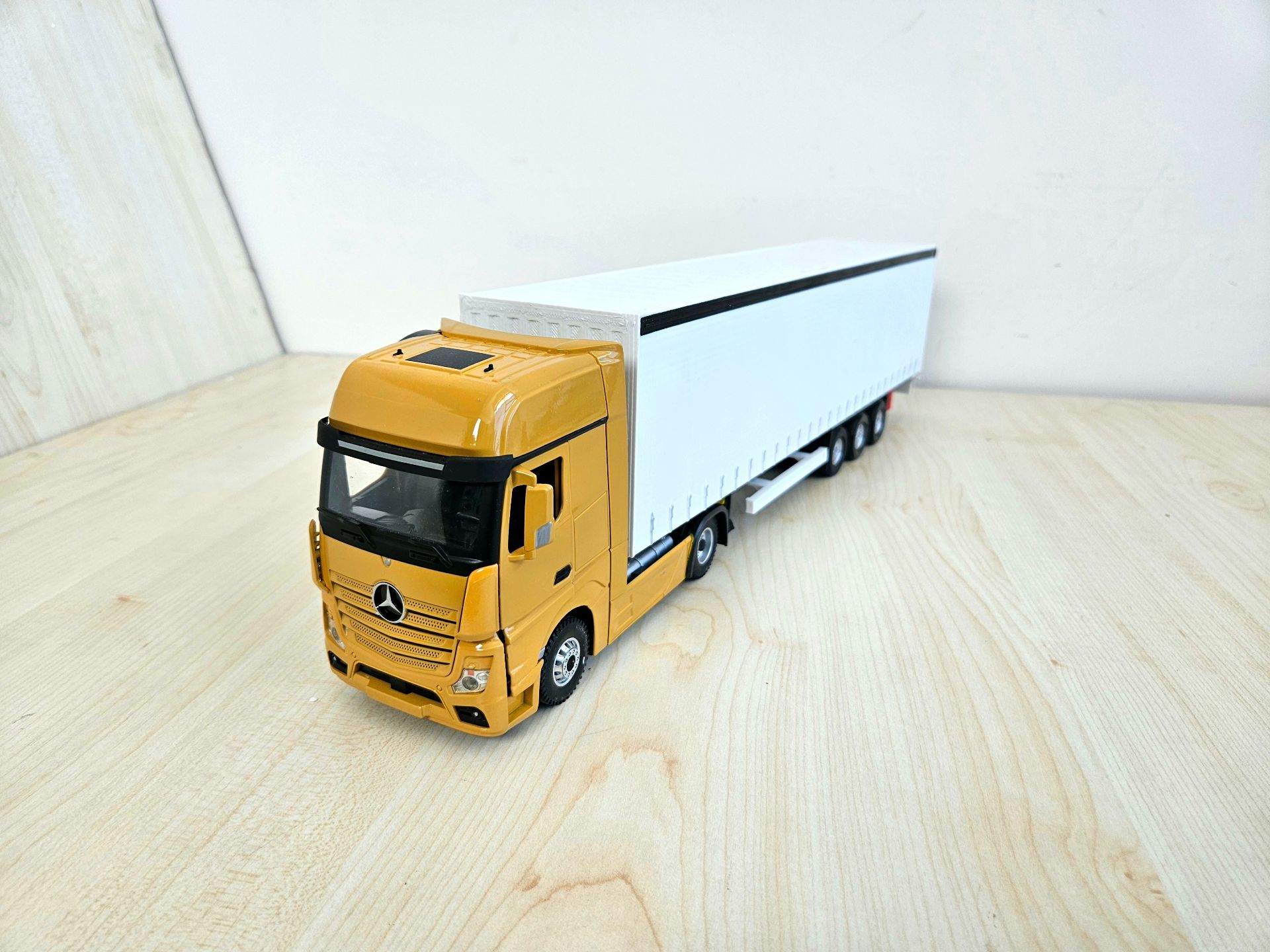 1/36 AÇIK KAHVE MERCEDES ACTROS 1851 TENTE DORSELİ TIR MAKETİ
