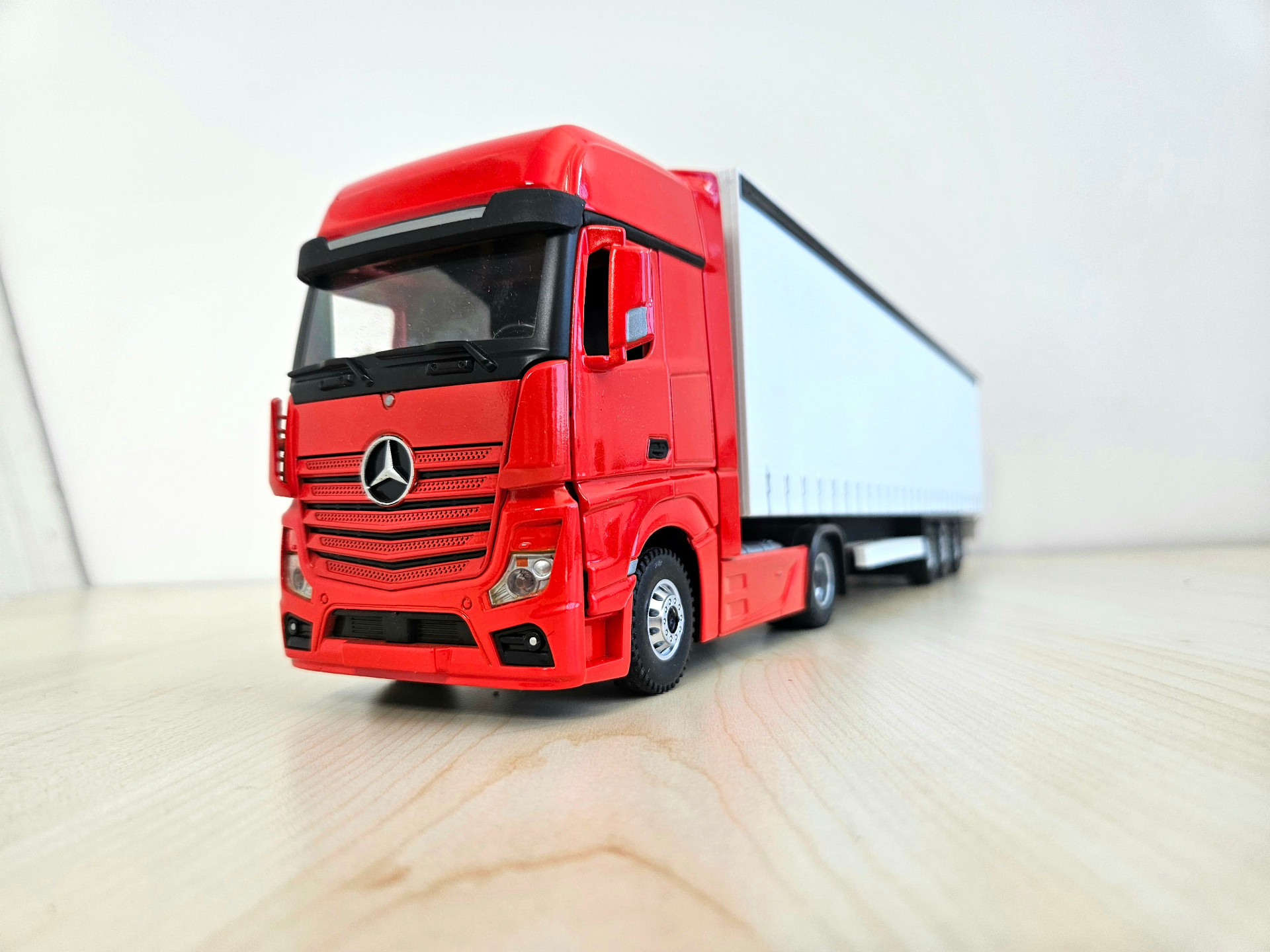1/36 KIRMIZI MERCEDES ACTROS 1851 TENTE DORSELİ TIR MAKETİ