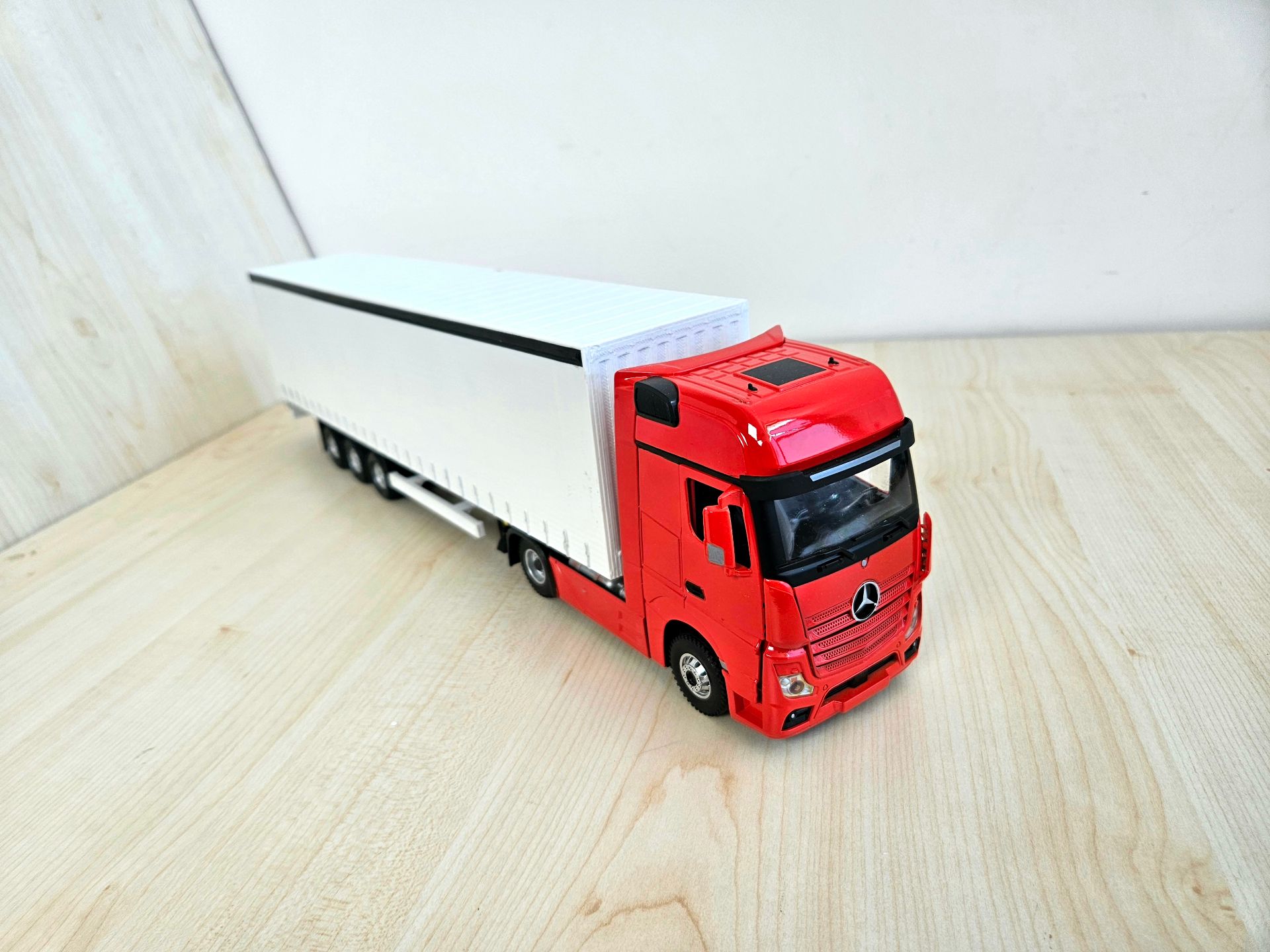 1/36 KIRMIZI MERCEDES ACTROS 1851 TENTE DORSELİ TIR MAKETİ