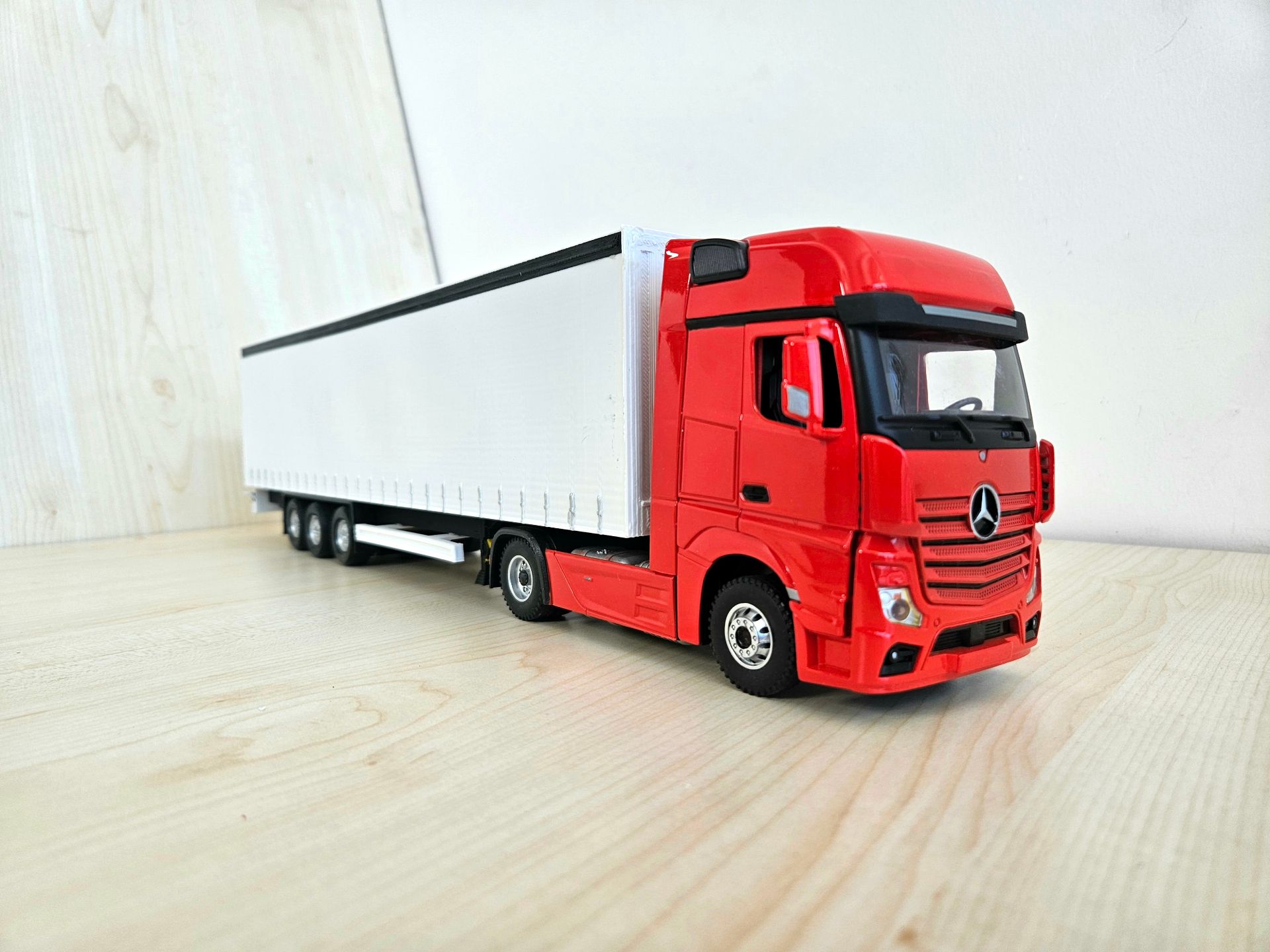 1/36 KIRMIZI MERCEDES ACTROS 1851 TENTE DORSELİ TIR MAKETİ
