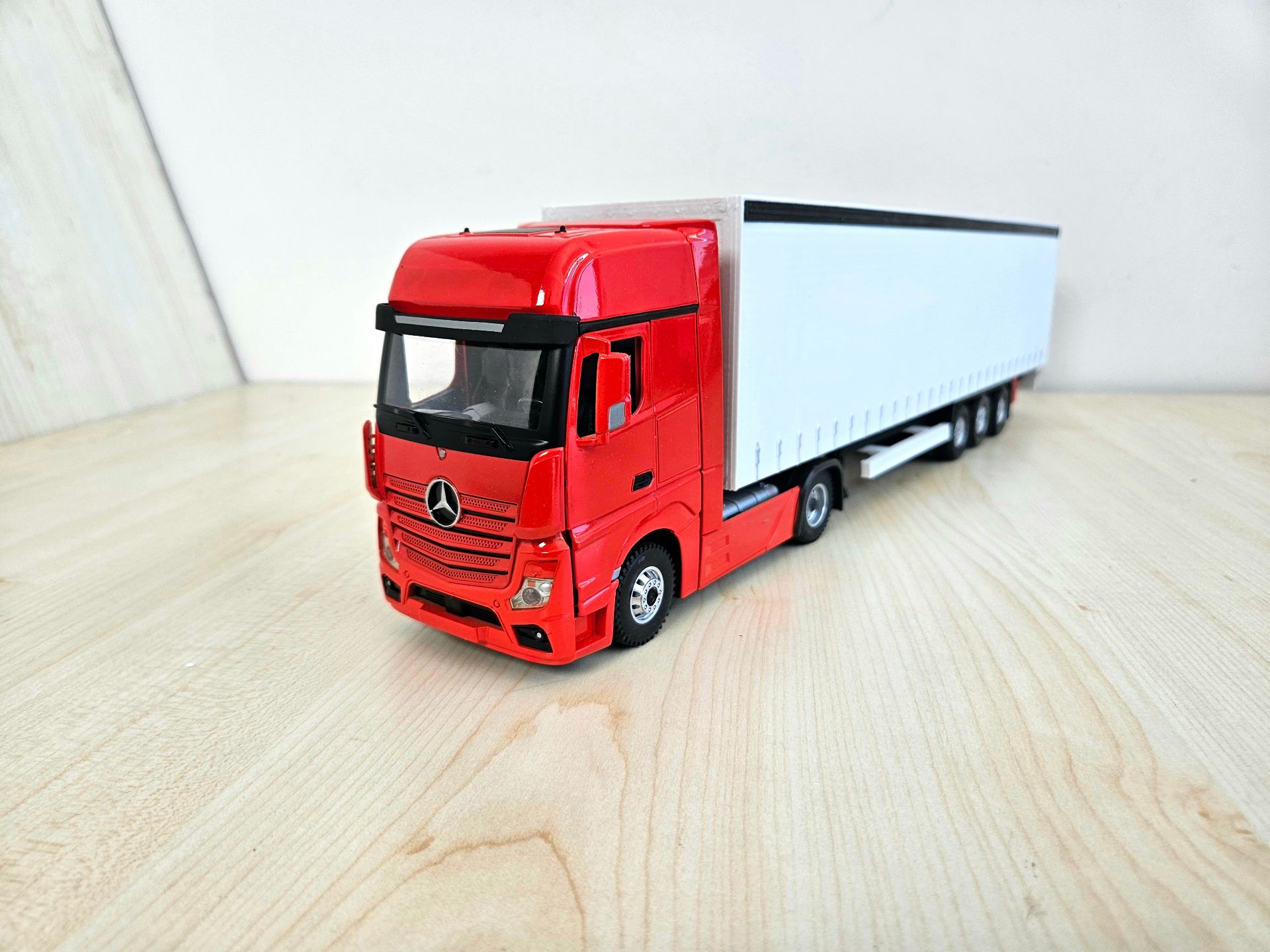 1/36 KIRMIZI MERCEDES ACTROS 1851 TENTE DORSELİ TIR MAKETİ