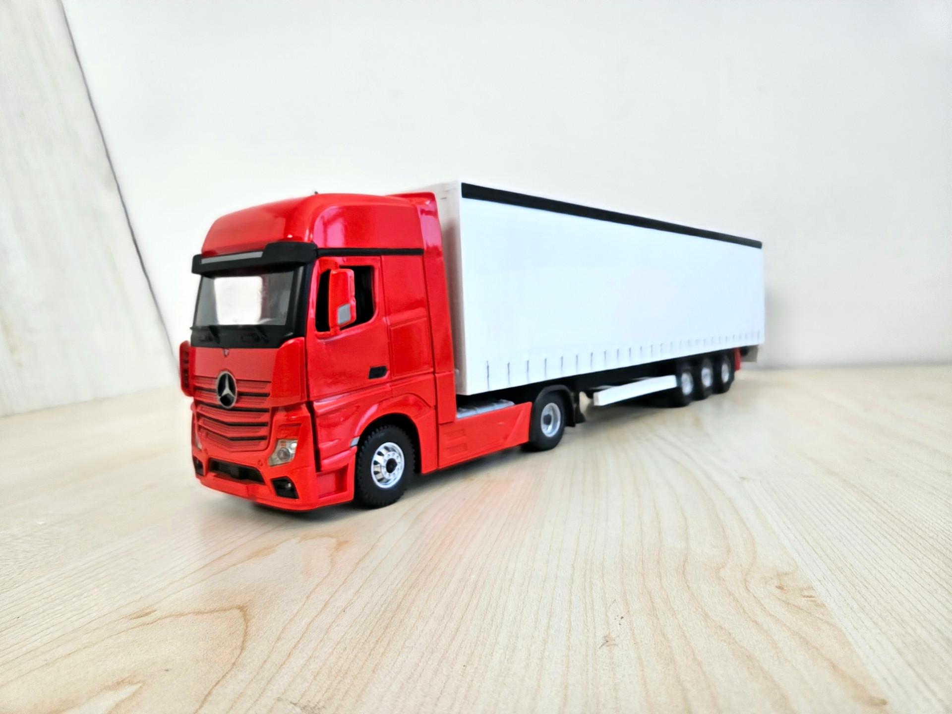 1/36 KIRMIZI MERCEDES ACTROS 1851 TENTE DORSELİ TIR MAKETİ