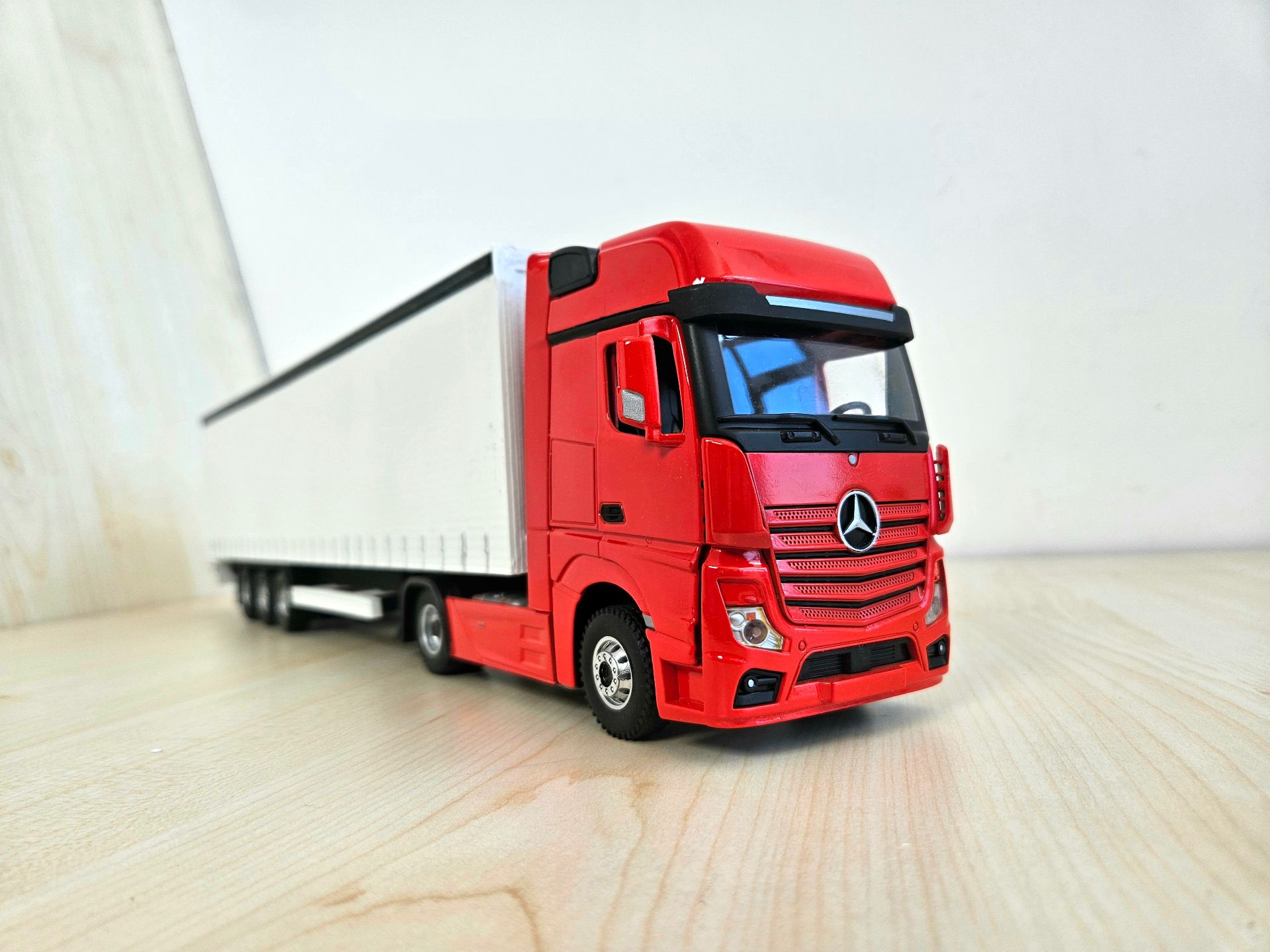1/36 KIRMIZI MERCEDES ACTROS 1851 TENTE DORSELİ TIR MAKETİ