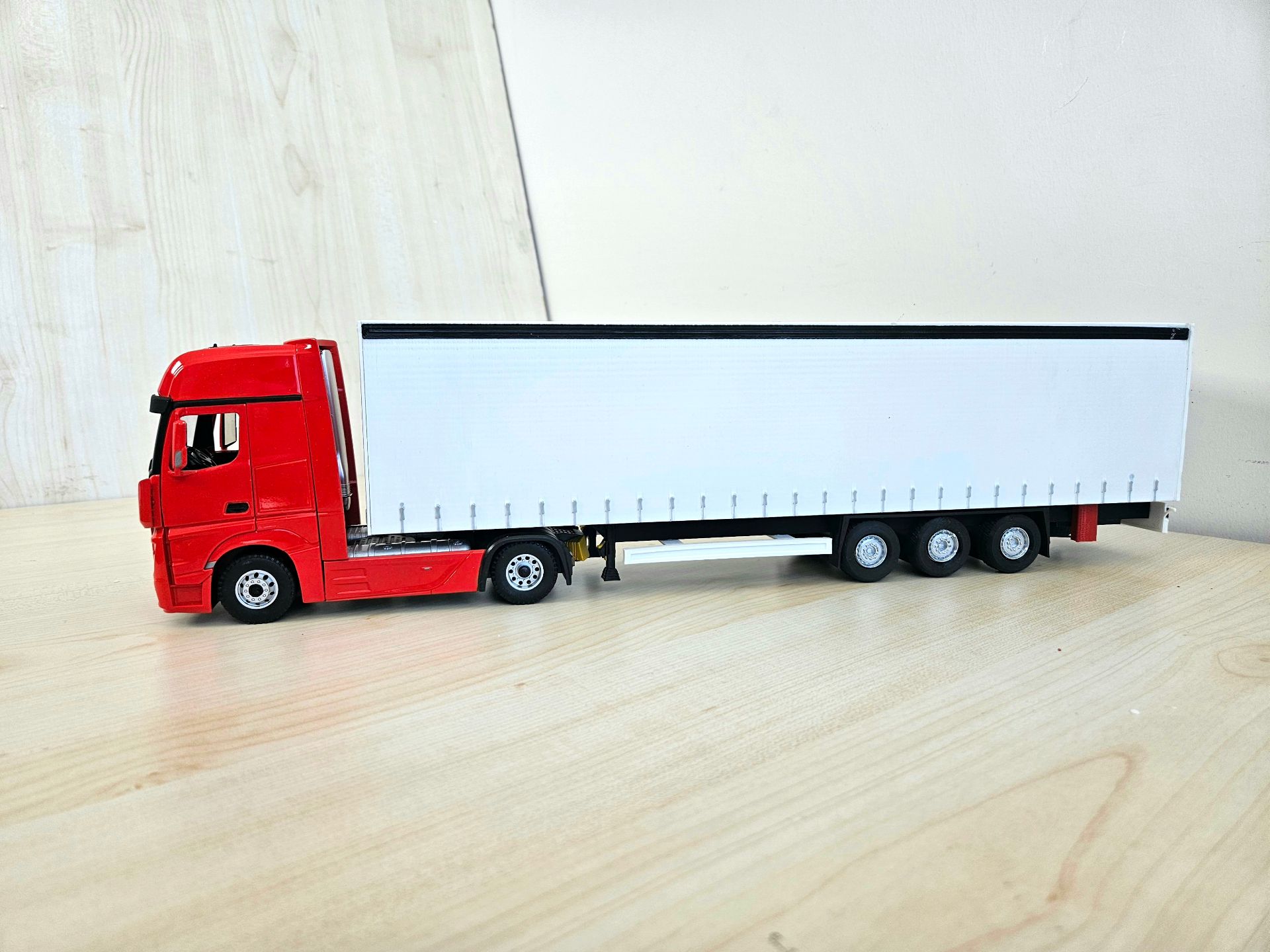 1/36 KIRMIZI MERCEDES ACTROS 1851 TENTE DORSELİ TIR MAKETİ