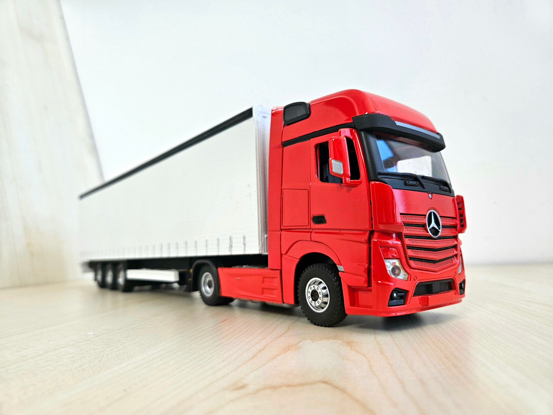 1/36 KIRMIZI MERCEDES ACTROS 1851 TENTE DORSELİ TIR MAKETİ