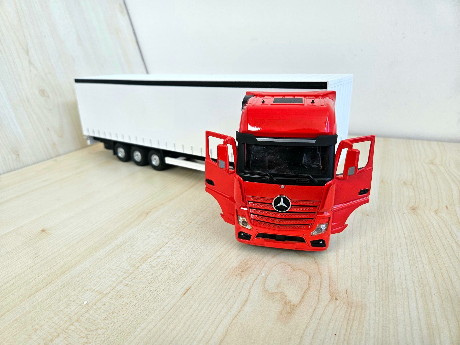 1/36 KIRMIZI MERCEDES ACTROS 1851 TENTE DORSELİ TIR MAKETİ