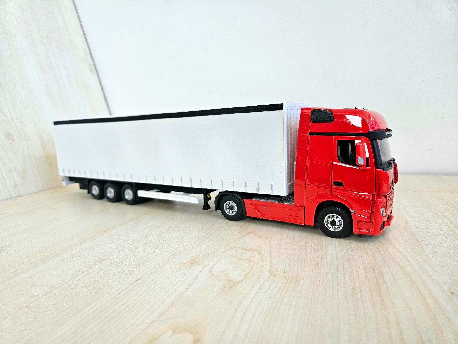1/36 KIRMIZI MERCEDES ACTROS 1851 TENTE DORSELİ TIR MAKETİ