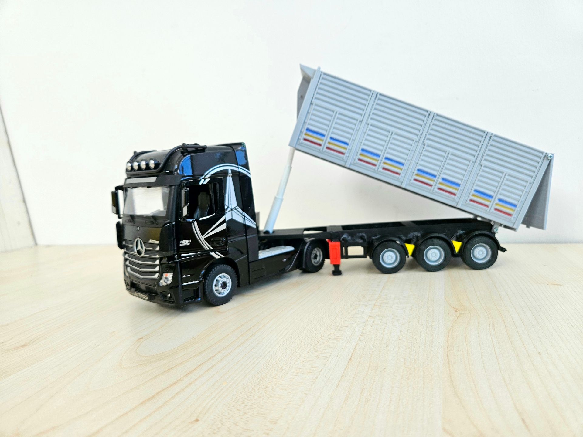 1/36 SİYAH MERCEDES ACTROS 1851 KAPAKLI DAMPER DORSELİ TIR MAKETİ