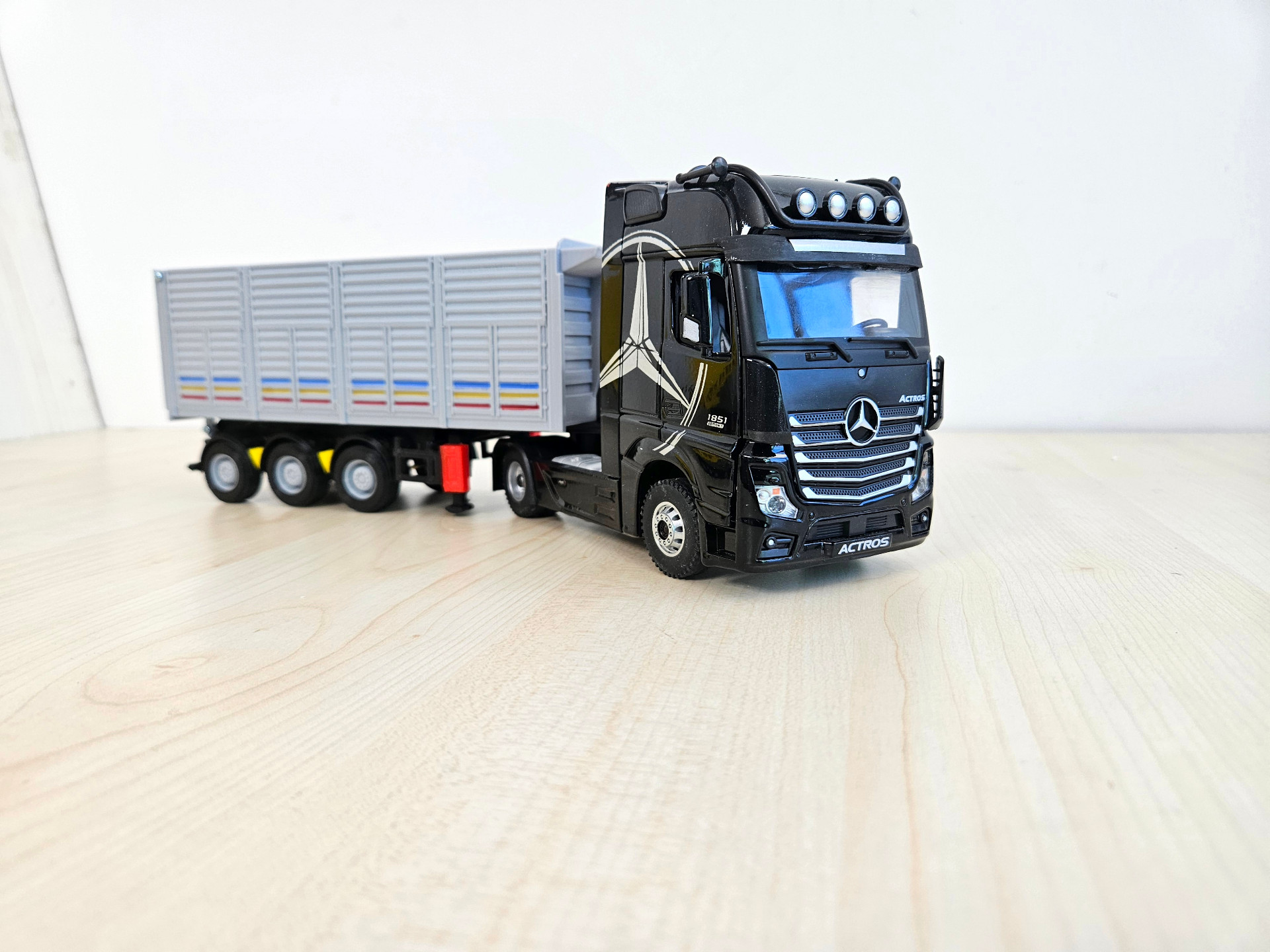 1/36 SİYAH MERCEDES ACTROS 1851 KAPAKLI DAMPER DORSELİ TIR MAKETİ