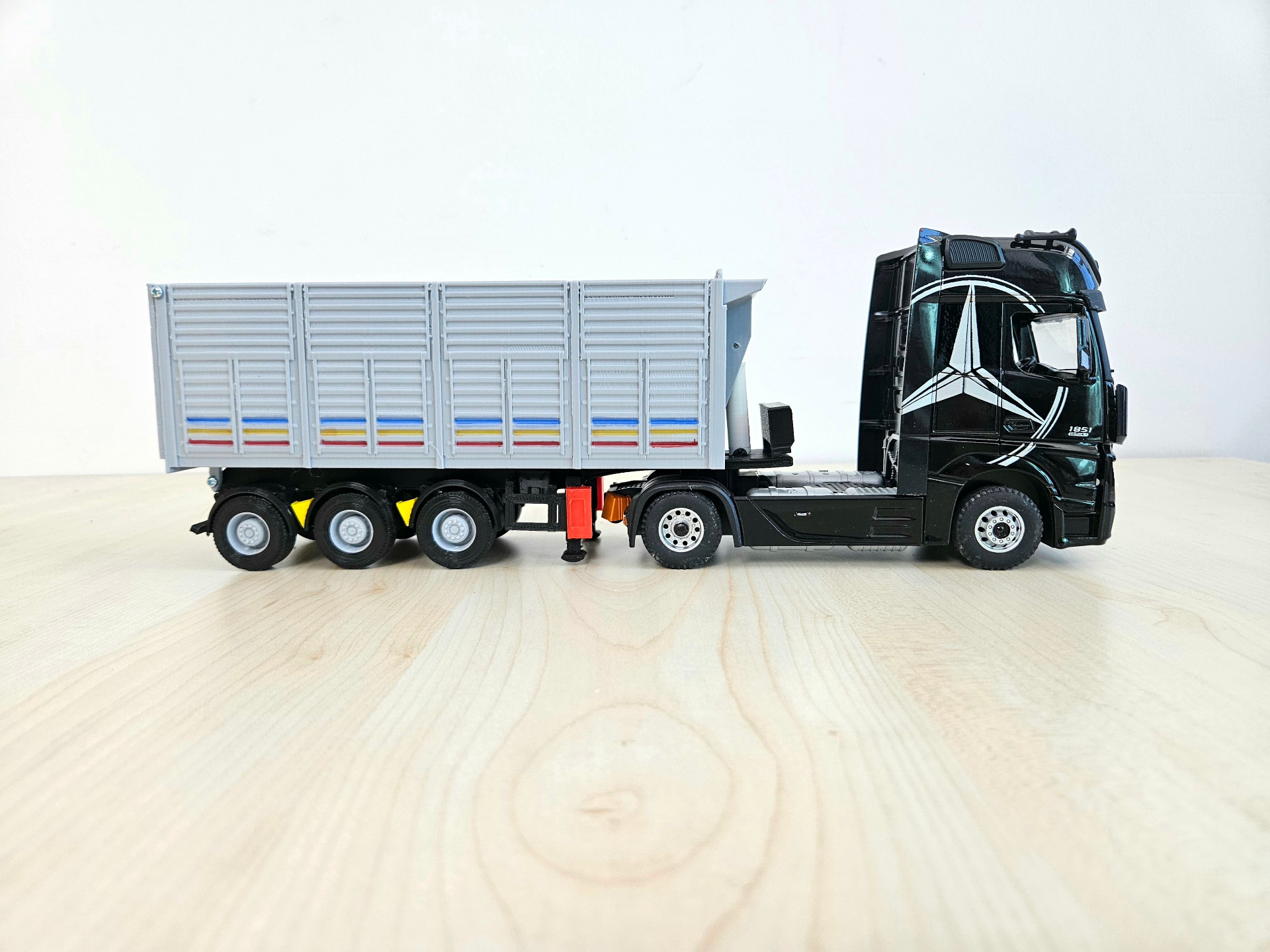 1/36 SİYAH MERCEDES ACTROS 1851 KAPAKLI DAMPER DORSELİ TIR MAKETİ