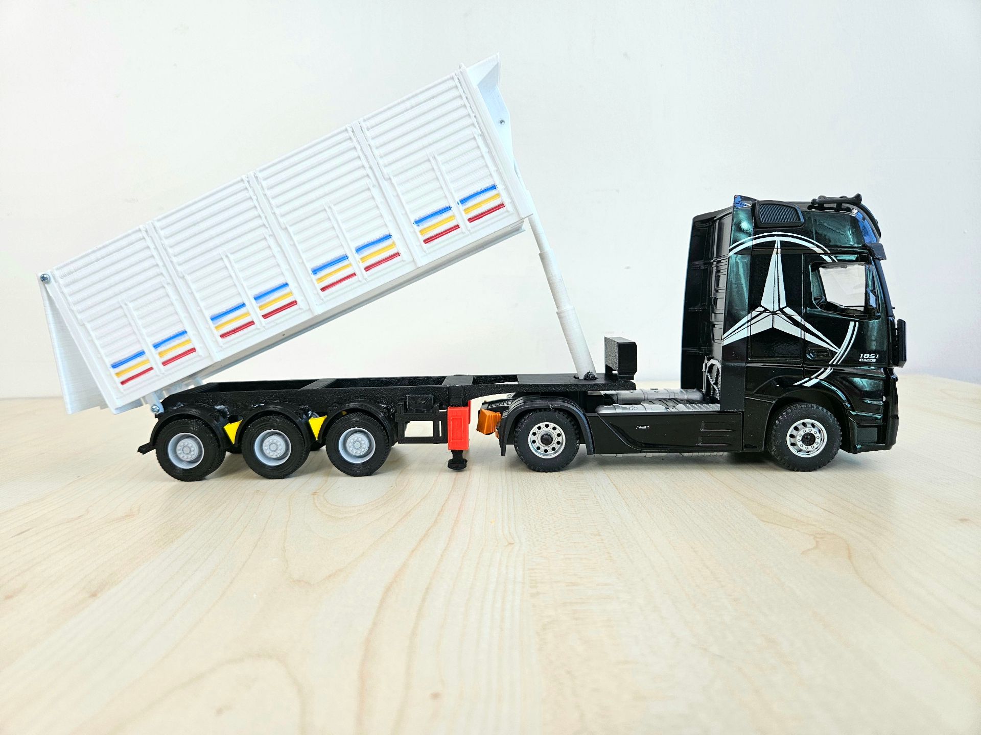 1/36 SİYAH MERCEDES ACTROS 1851 KAPAKLI DAMPER DORSELİ TIR MAKETİ