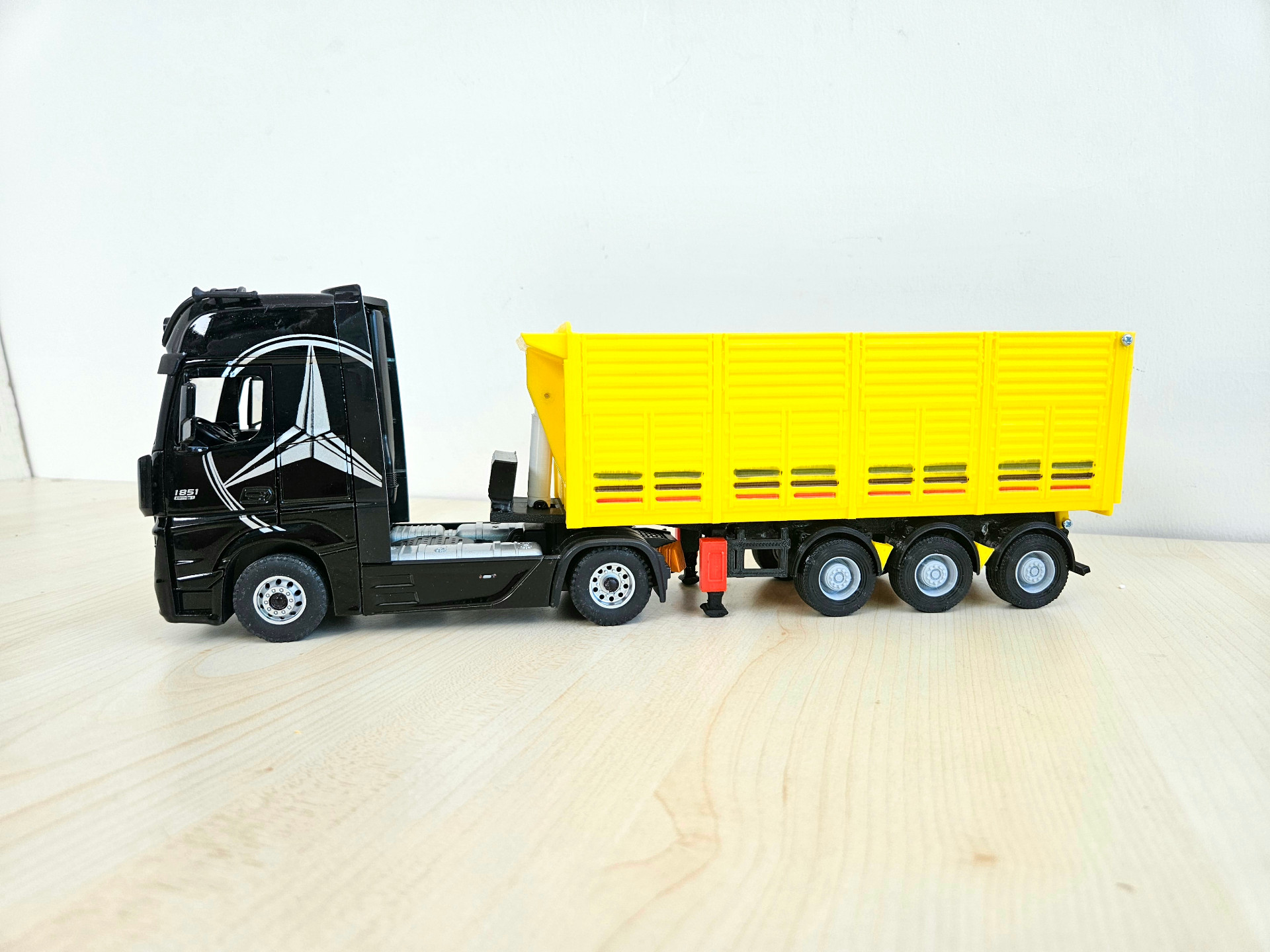 1/36 SİYAH MERCEDES ACTROS 1851 KAPAKLI DAMPER DORSELİ TIR MAKETİ