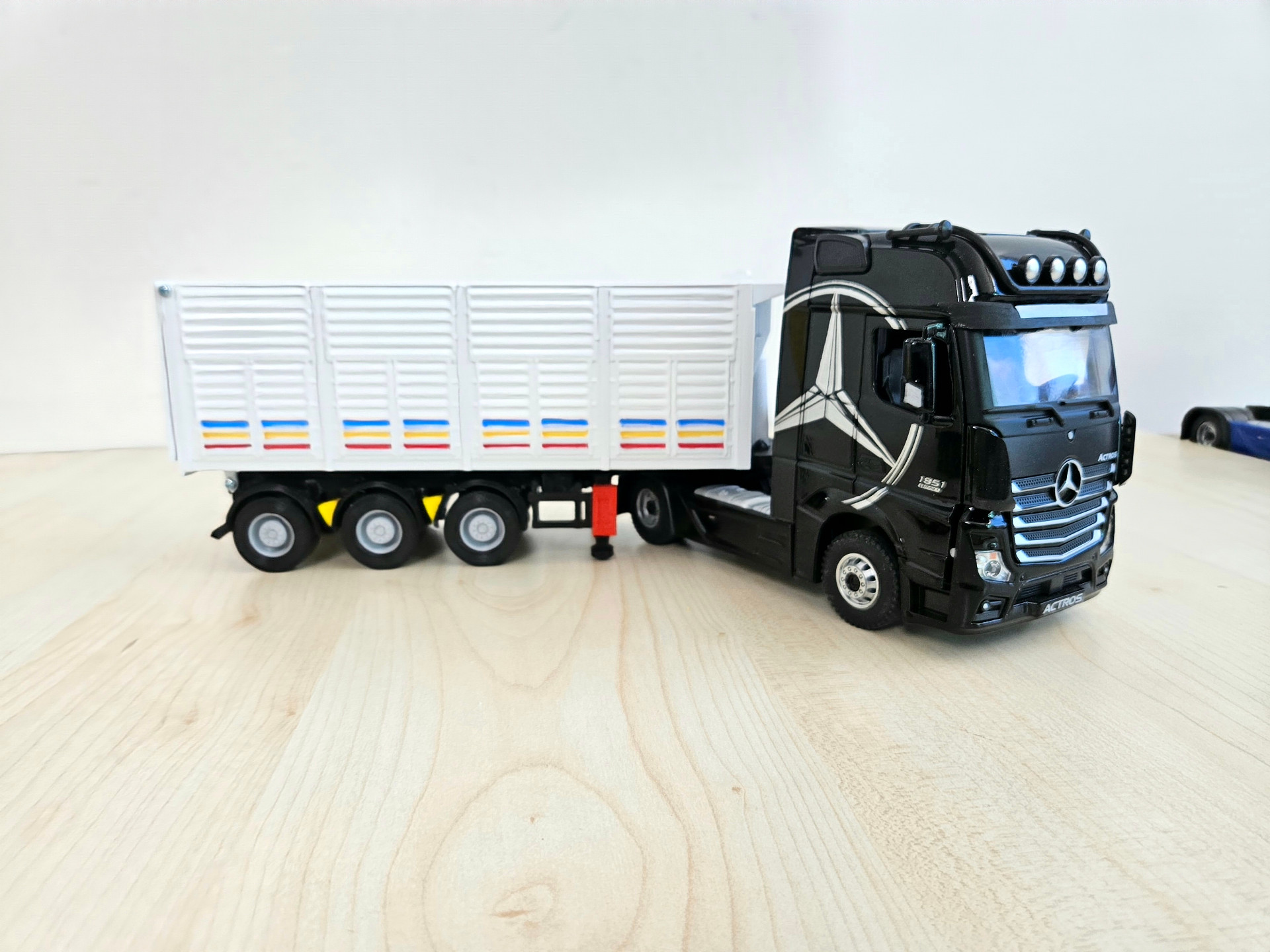 1/36 SİYAH MERCEDES ACTROS 1851 KAPAKLI DAMPER DORSELİ TIR MAKETİ