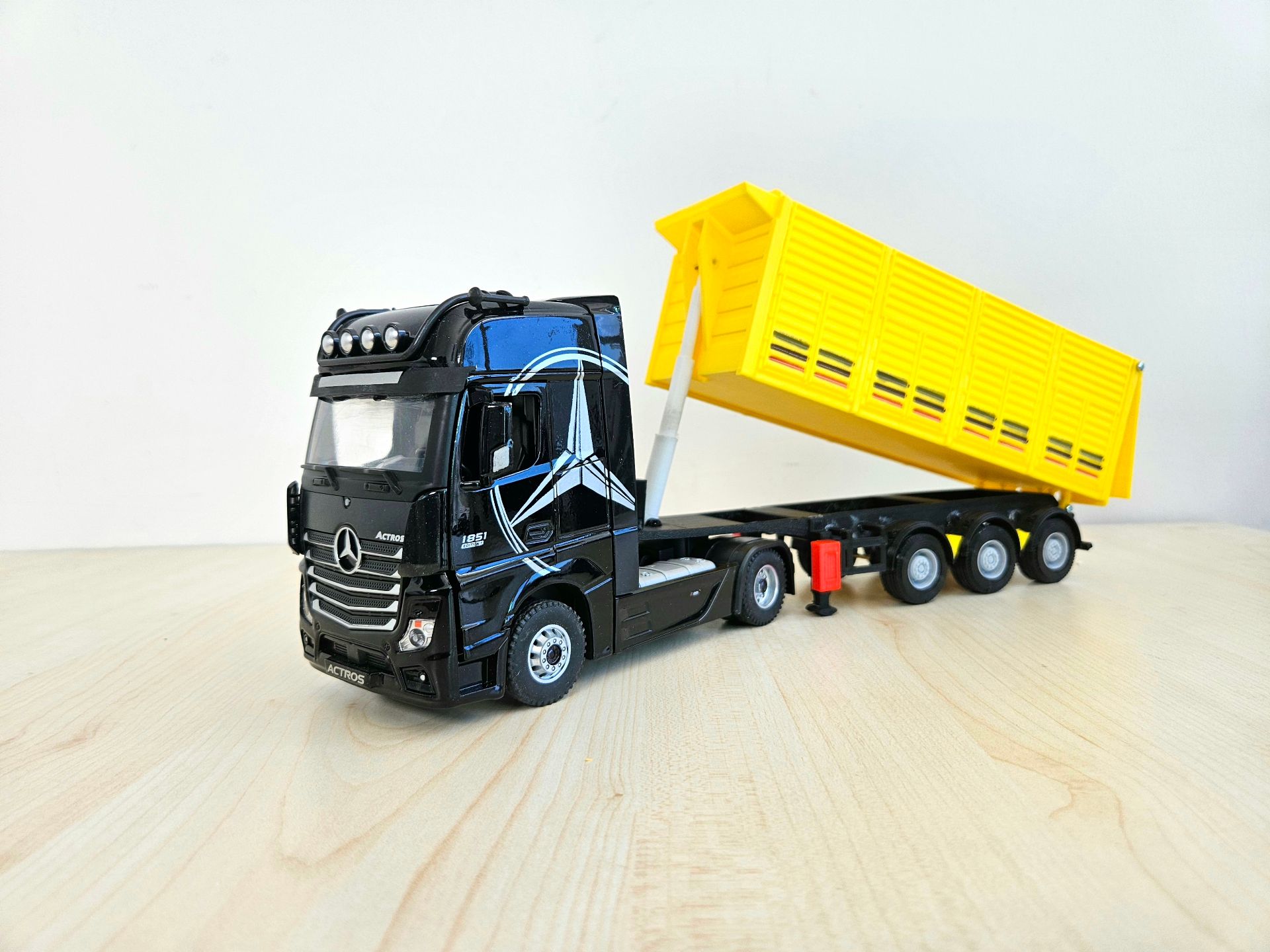 1/36 SİYAH MERCEDES ACTROS 1851 KAPAKLI DAMPER DORSELİ TIR MAKETİ