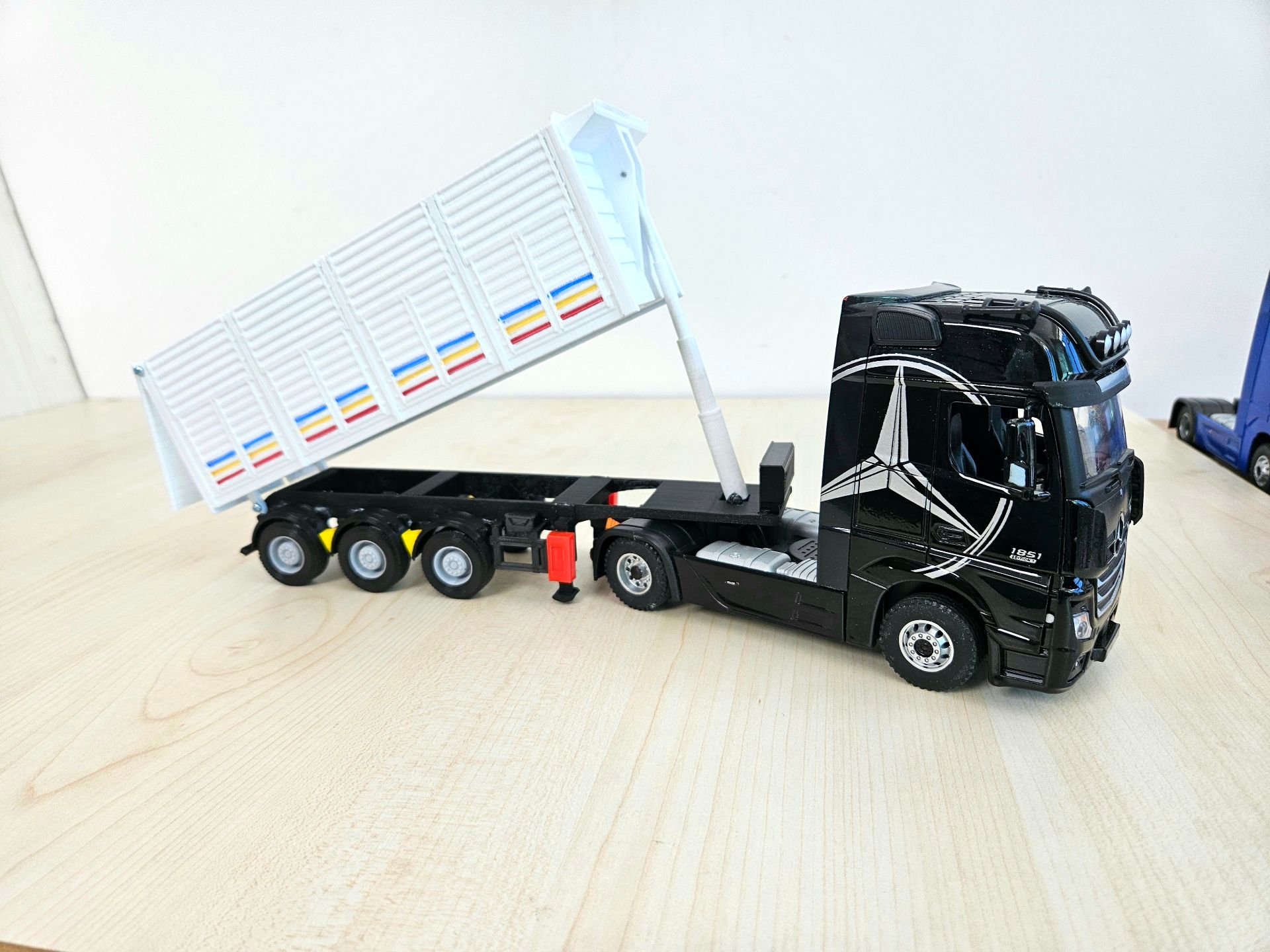 1/36 SİYAH MERCEDES ACTROS 1851 KAPAKLI DAMPER DORSELİ TIR MAKETİ
