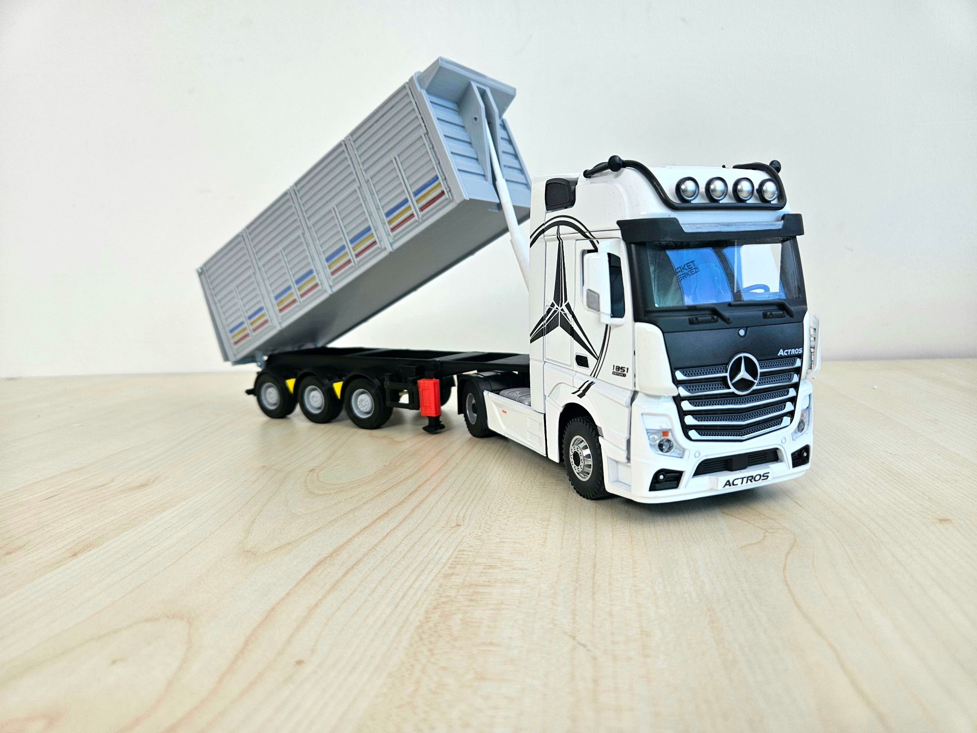 1/36 BEYAZ MERCEDES ACTROS 1851 KAPAKLI DAMPER DORSELİ TIR MAKETİ