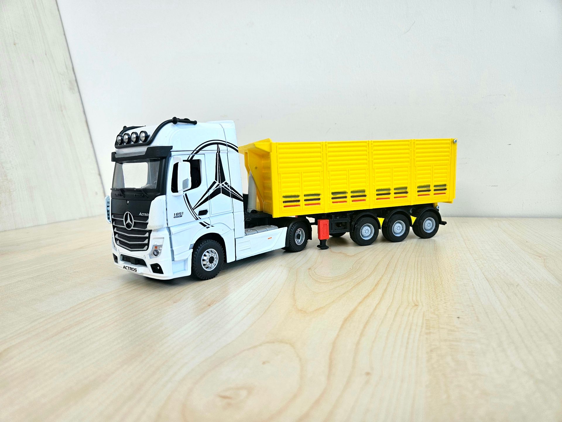 1/36 BEYAZ MERCEDES ACTROS 1851 KAPAKLI DAMPER DORSELİ TIR MAKETİ
