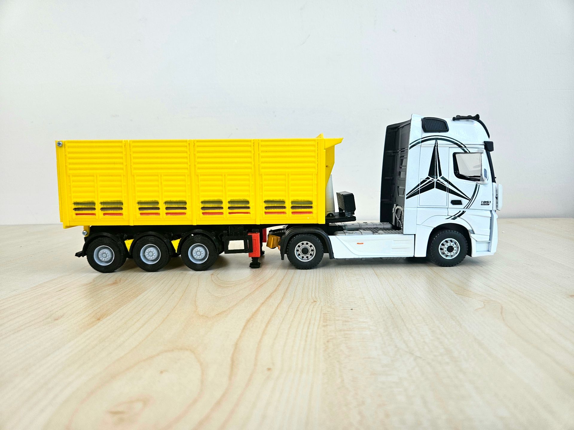 1/36 BEYAZ MERCEDES ACTROS 1851 KAPAKLI DAMPER DORSELİ TIR MAKETİ
