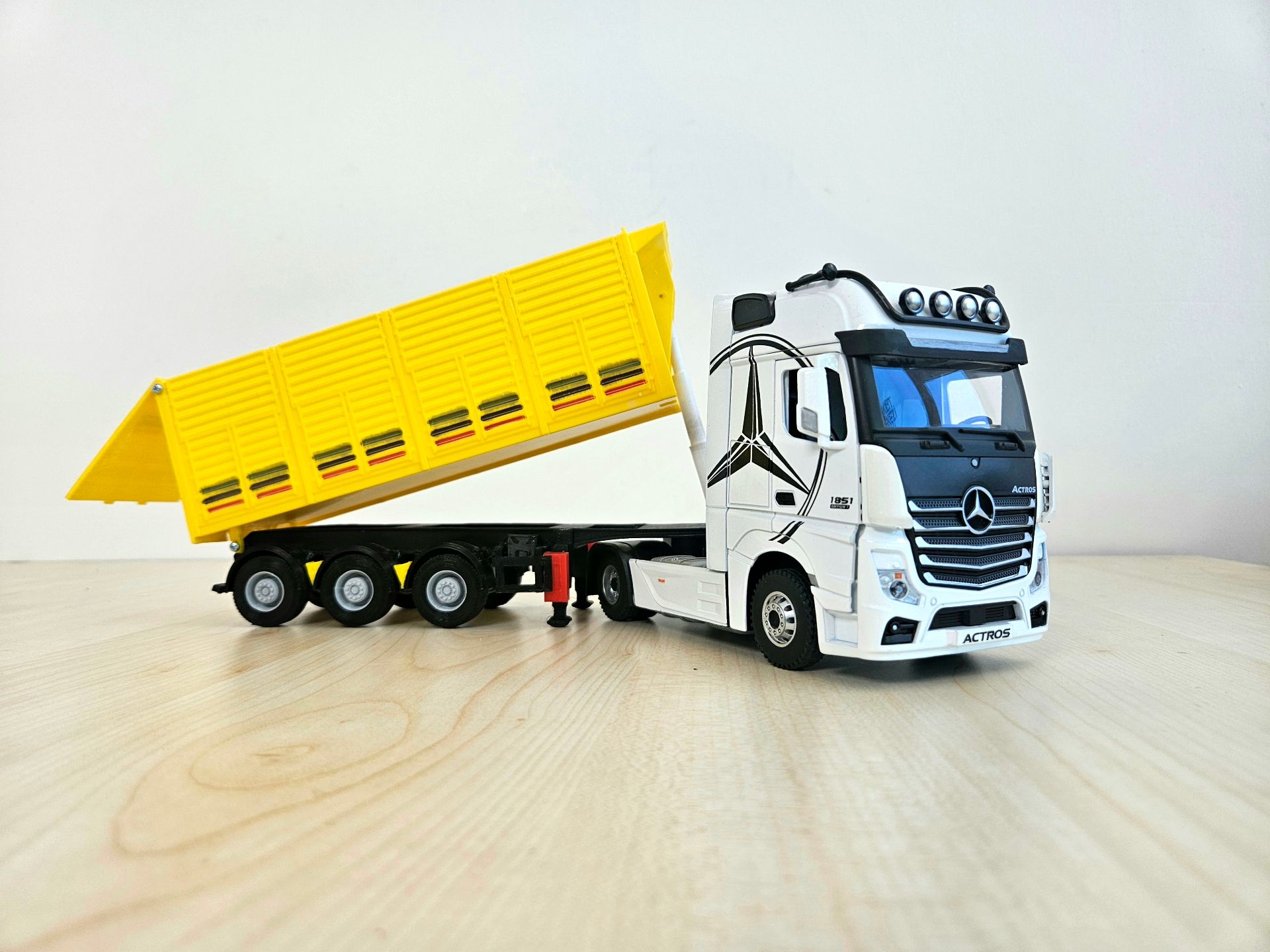 1/36 BEYAZ MERCEDES ACTROS 1851 KAPAKLI DAMPER DORSELİ TIR MAKETİ