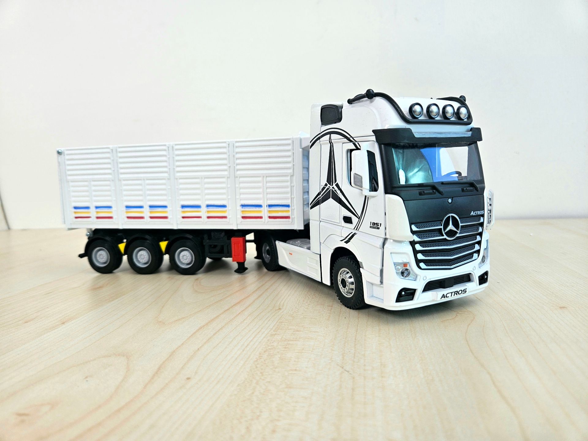1/36 BEYAZ MERCEDES ACTROS 1851 KAPAKLI DAMPER DORSELİ TIR MAKETİ