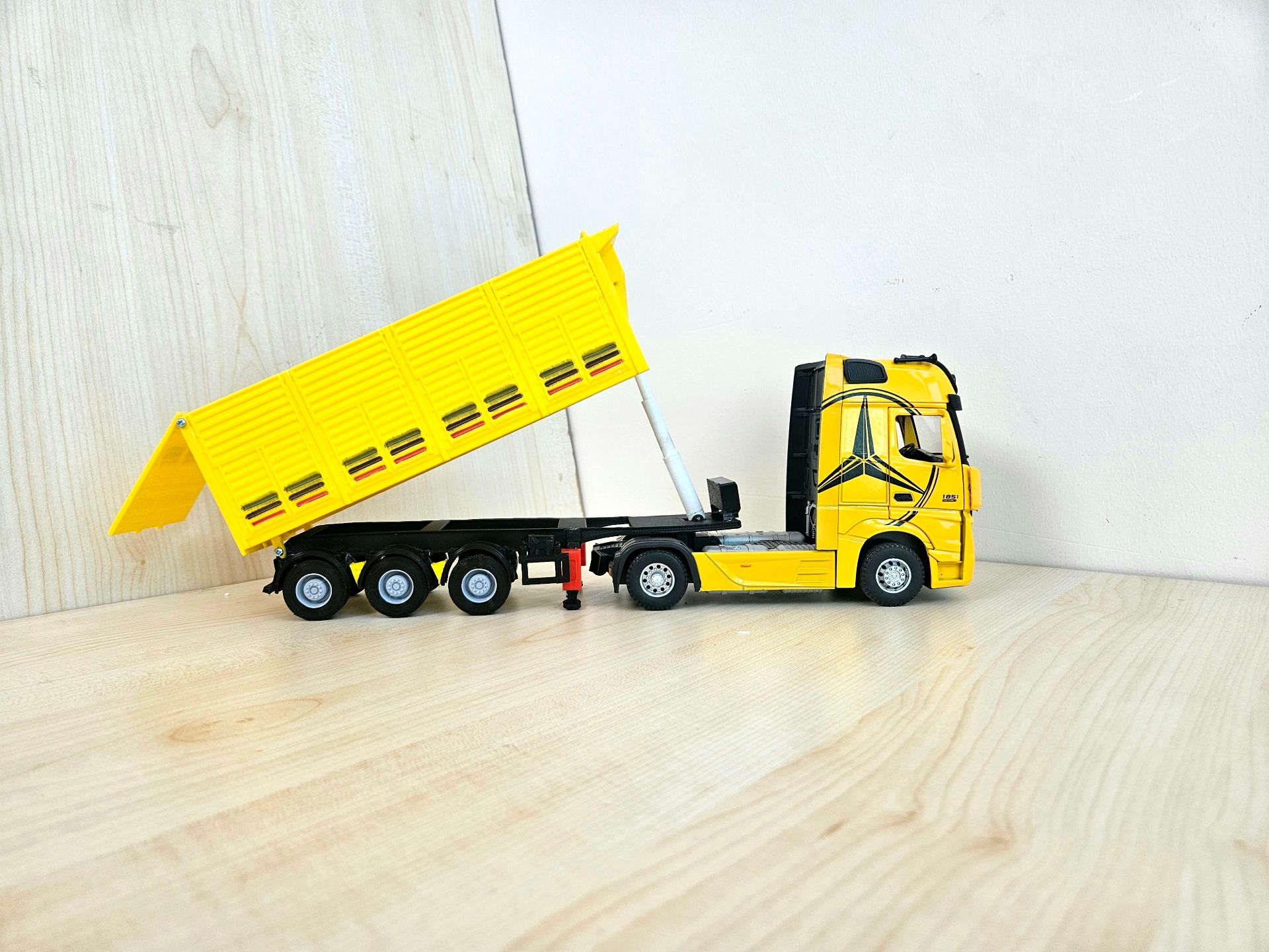 1/36 SARI MERCEDES ACTROS 1851 KAPAKLI DAMPER DORSELİ TIR MAKETİ