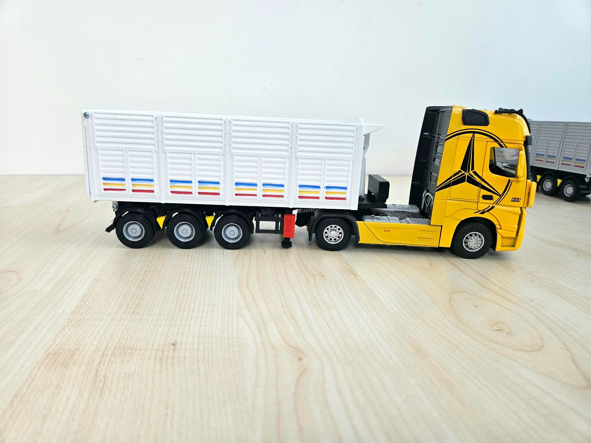 1/36 SARI MERCEDES ACTROS 1851 KAPAKLI DAMPER DORSELİ TIR MAKETİ