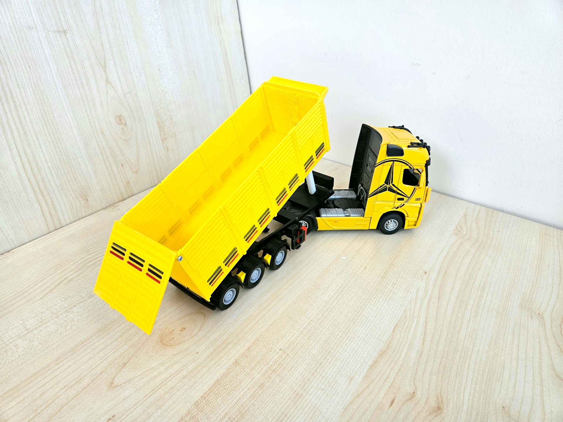 1/36 SARI MERCEDES ACTROS 1851 KAPAKLI DAMPER DORSELİ TIR MAKETİ