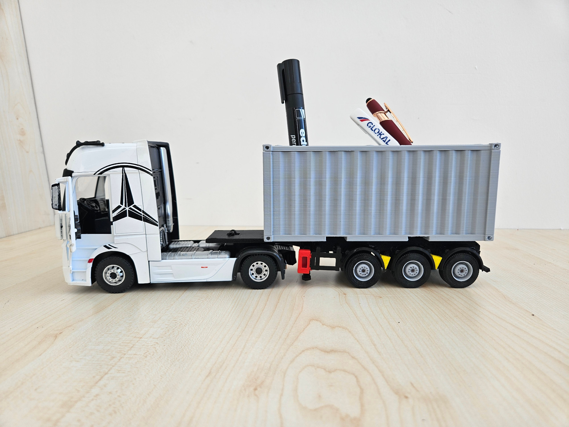 1/36 BEYAZ MERCEDES ACTROS 1851 KALEMLİKLİ KONTEYNER DORSELİ TIR MAKETİ