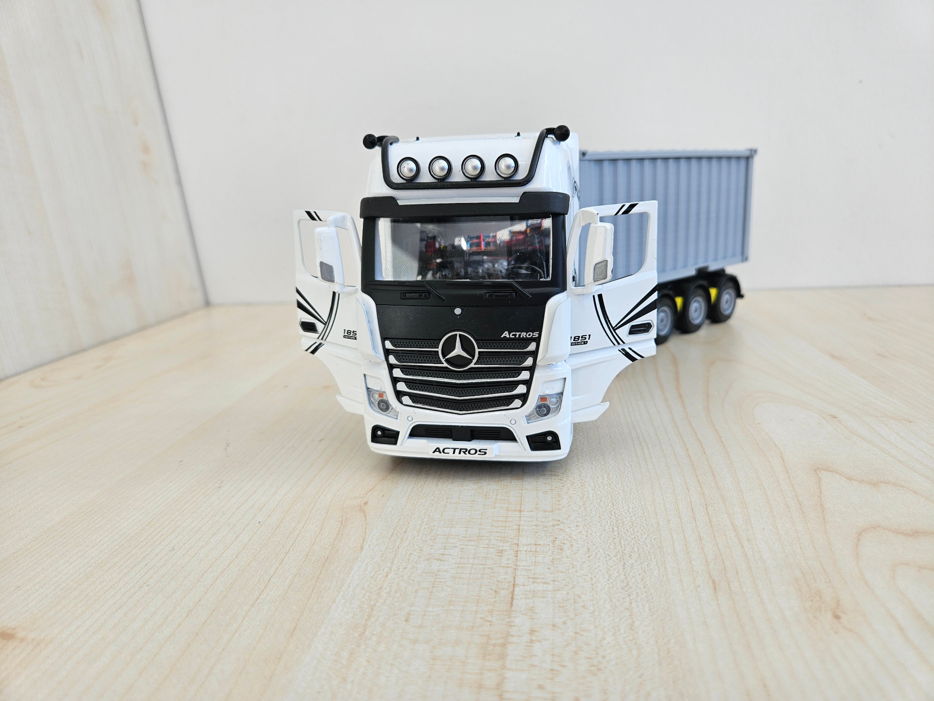 1/36 BEYAZ MERCEDES ACTROS 1851 KALEMLİKLİ KONTEYNER DORSELİ TIR MAKETİ