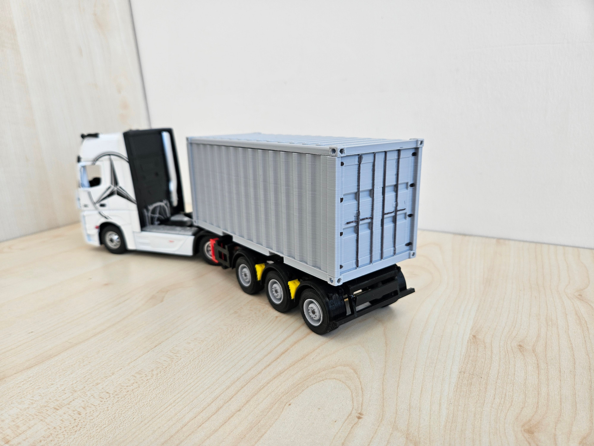 1/36 BEYAZ MERCEDES ACTROS 1851 KALEMLİKLİ KONTEYNER DORSELİ TIR MAKETİ