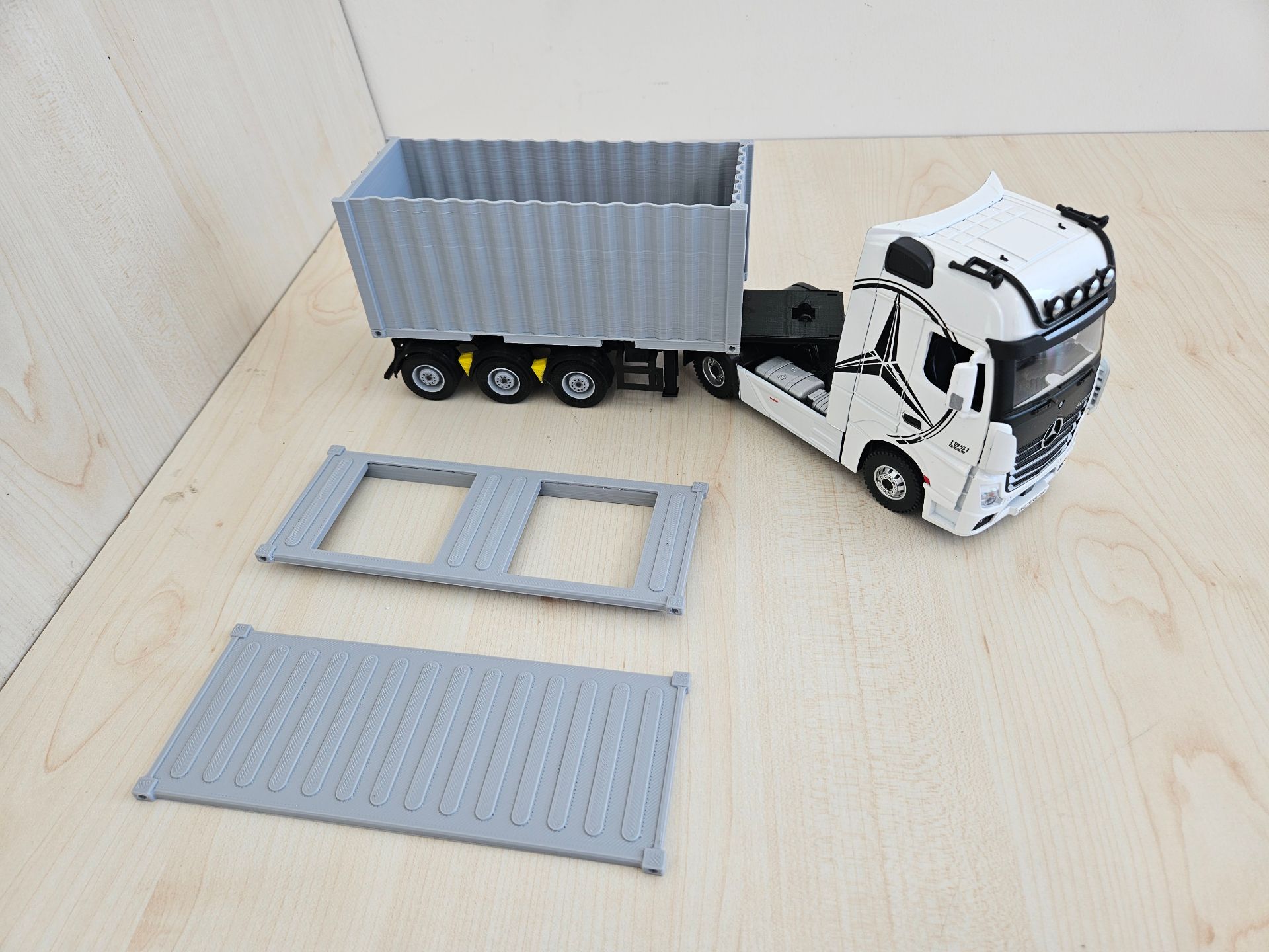 1/36 BEYAZ MERCEDES ACTROS 1851 KALEMLİKLİ KONTEYNER DORSELİ TIR MAKETİ