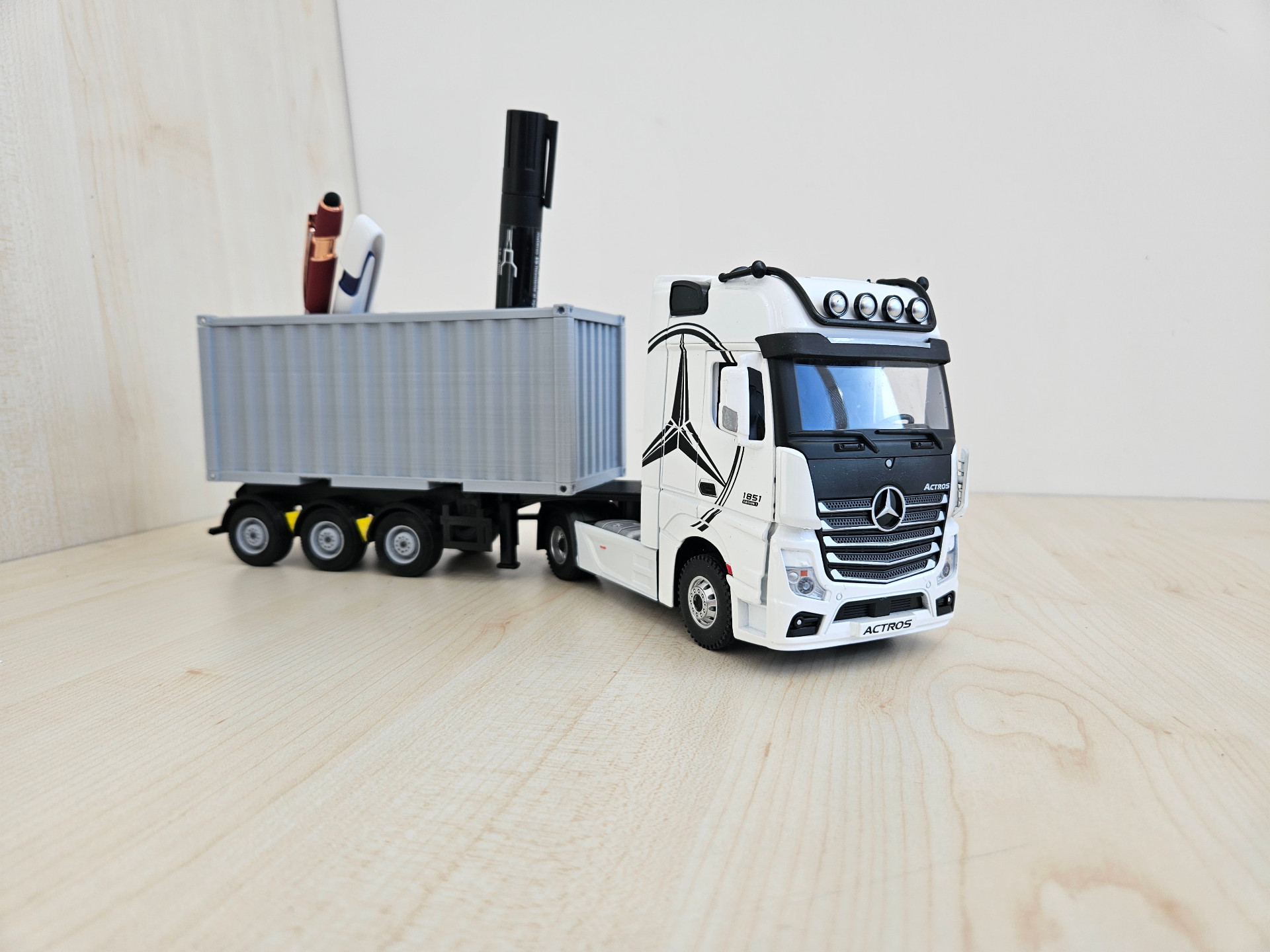 1/36 BEYAZ MERCEDES ACTROS 1851 KALEMLİKLİ KONTEYNER DORSELİ TIR MAKETİ