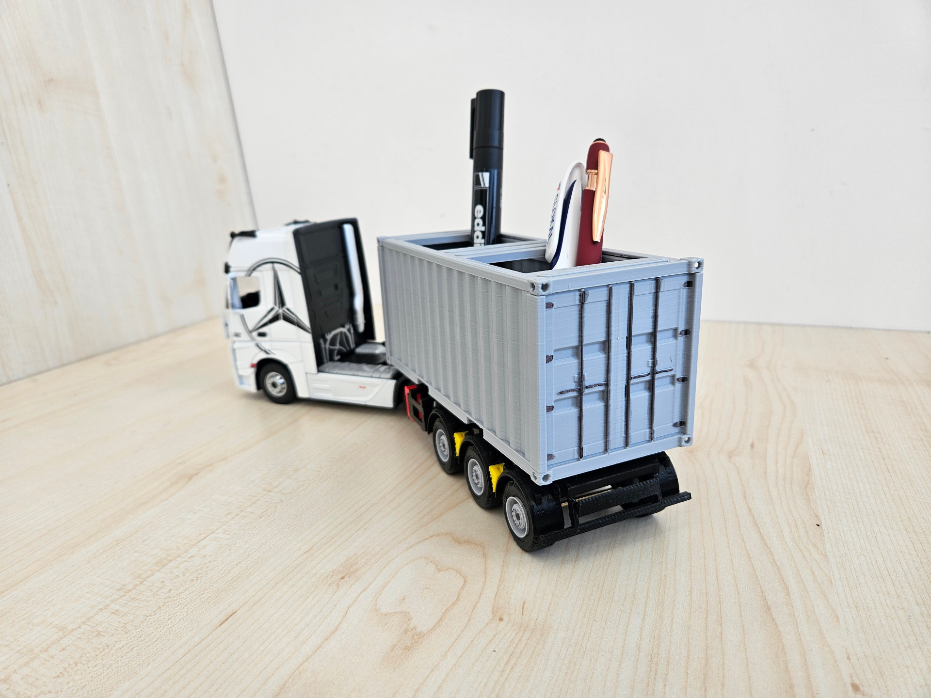 1/36 BEYAZ MERCEDES ACTROS 1851 KALEMLİKLİ KONTEYNER DORSELİ TIR MAKETİ