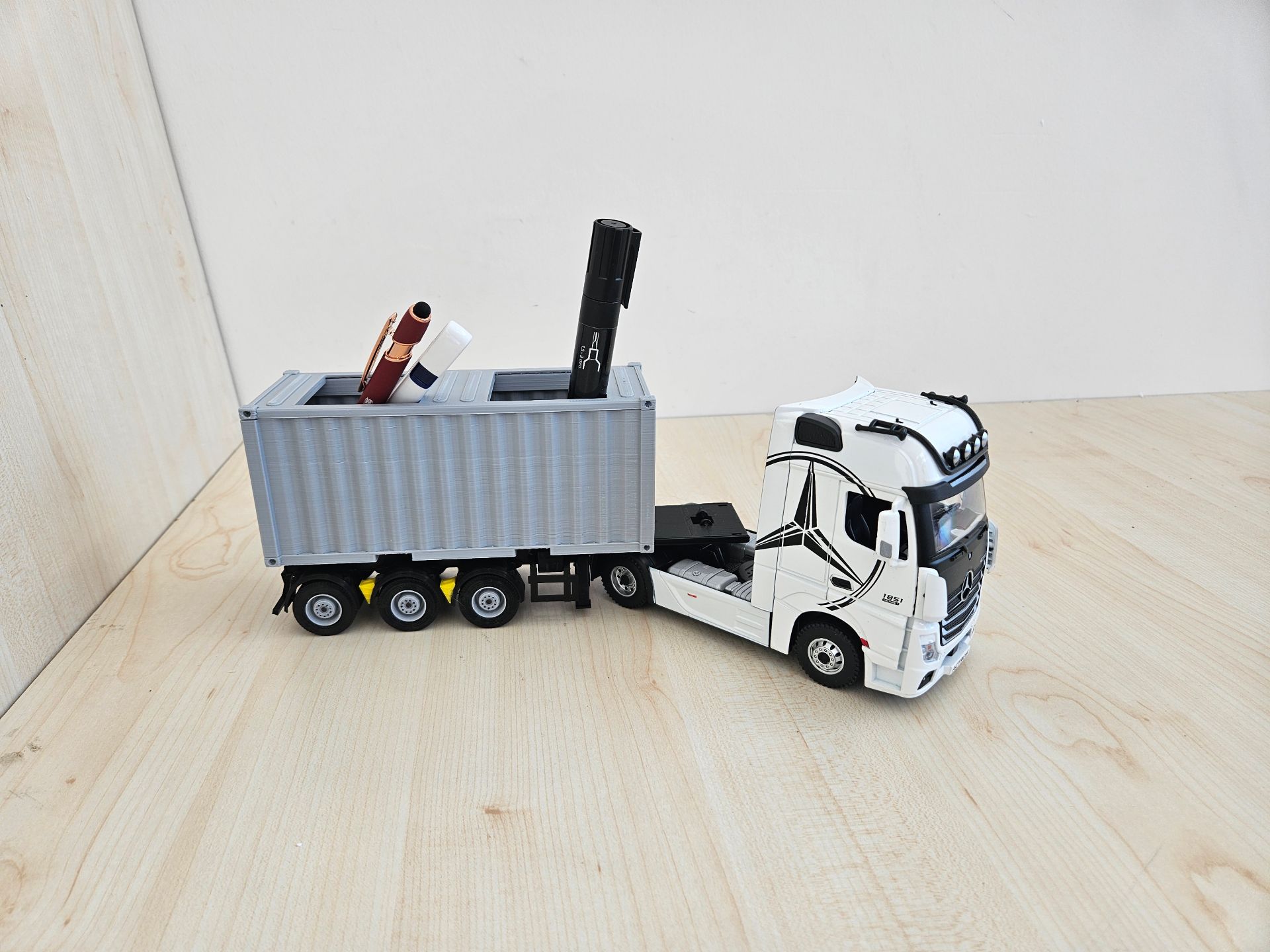 1/36 BEYAZ MERCEDES ACTROS 1851 KALEMLİKLİ KONTEYNER DORSELİ TIR MAKETİ