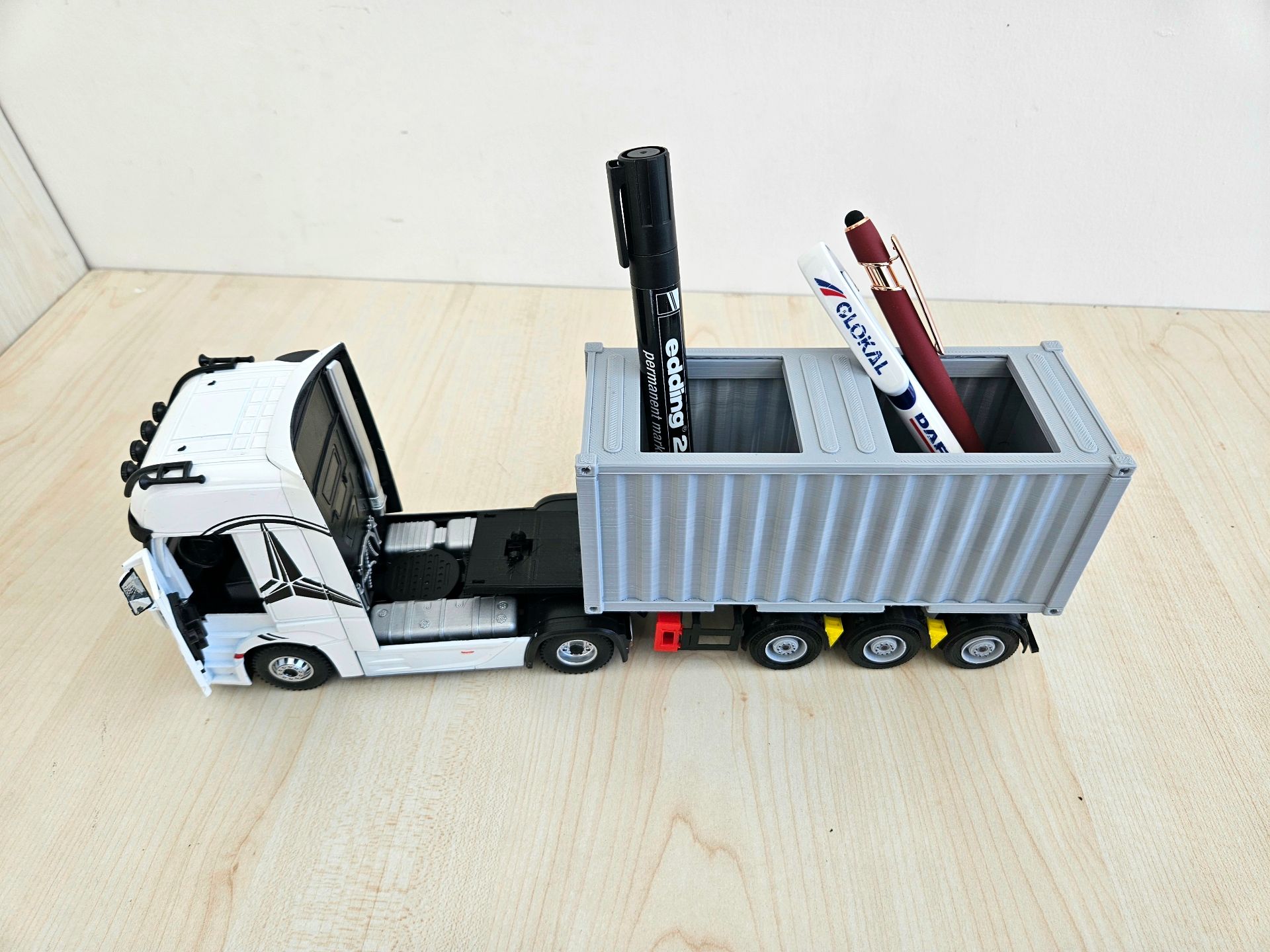 1/36 BEYAZ MERCEDES ACTROS 1851 KALEMLİKLİ KONTEYNER DORSELİ TIR MAKETİ